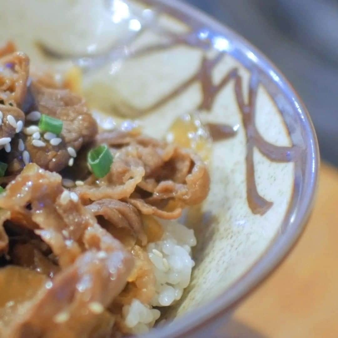 のインスタグラム：「No trip to Tokyo is ever complete without a big delicious bowl of #Gyūdon 🍲」