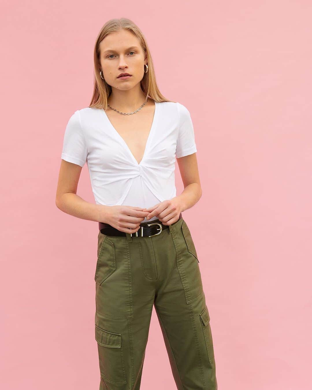 デレクラムのインスタグラム：「A white tee is the easiest start to any outfit. The Belle t-shirt is updated with a feminine twist that pairs perfectly with the Elian pant.」