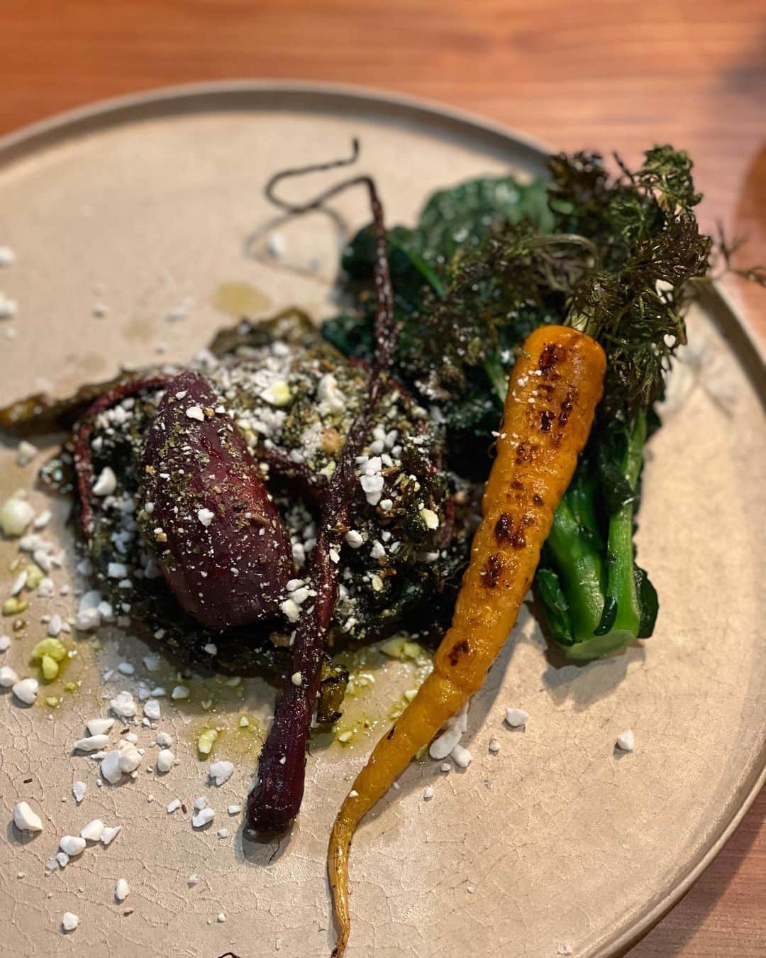 岡清華のインスタグラム：「Farm to table chef. @yokoaoyagi3  @hasune.plant @hasune.plant   シビれる温故知新の空間。惚れ込んだシェフ。 徒歩圏内の農場から、引っこ抜いたばかりの野菜。  モダンなスタイルの中に歴史や文化が潜在し、 この日この場所では感覚が研ぎ澄まされていて、 食が神聖なものだと改めて感じられなんとも感動的な時間でした。  未来を共に創る、大切な仲間との大切な時間。 そして、更にここでアイデアと夢が膨らんだ。  好きな人達と、好きなものに囲まれて 過ごす時間は、かけがえのないPricelessな経験。  人間関係に、最も時間を掛けたいと思うこの頃。 お金で買えない価値。誰にも奪われることも、 劣化することもない人生の宝物です。  ______________________________  さて、明日 2/23は、六本木 朝日神社⛩にて @nasu_musume のお野菜市🥬が開催されます！ 私も駆けつけますよー！ 命ある野菜を沢山getしてくださいね👍  現地まで来られない方は、 毎週末に届くお野菜BOXをオーダーくださいね！ あなたにぴったりのお野菜をMOTHERがセレクトします。 野菜を美味しく食べられるレシピ付き🤍  MOTHER @mother___jp web siteのshopより✔️  ____________________________  今週末といえば、今週土曜日 2/27 14:30-, 17:00-, の二回転で、 三越銀座の素敵なスペースにて、 トークライブを開催させていただきます。  17:00の回はまだ空きがあるようです。 少人数制なので沢山お話ができると思います。 皆様とお会いできますことを楽しみにしています🌏  トークイベント：  “温故知新の知恵から在り方を考える”  Think Be, Not Do,  日時：2月27日(土) 　午後2時30分～　“ヒト“ 本来の人間の在り方とは 　午後5時～　　　“地球“ 本来の地球と人間の共存とは（各回約60分）  ご予約は、こちらから！ https://www.mitsukoshi.mistore.jp/ginza/event_calendar/ecoalf.html (ハイライトのEVENTから、スワイプアップ or MOTHER web のevent pageより✔️)」
