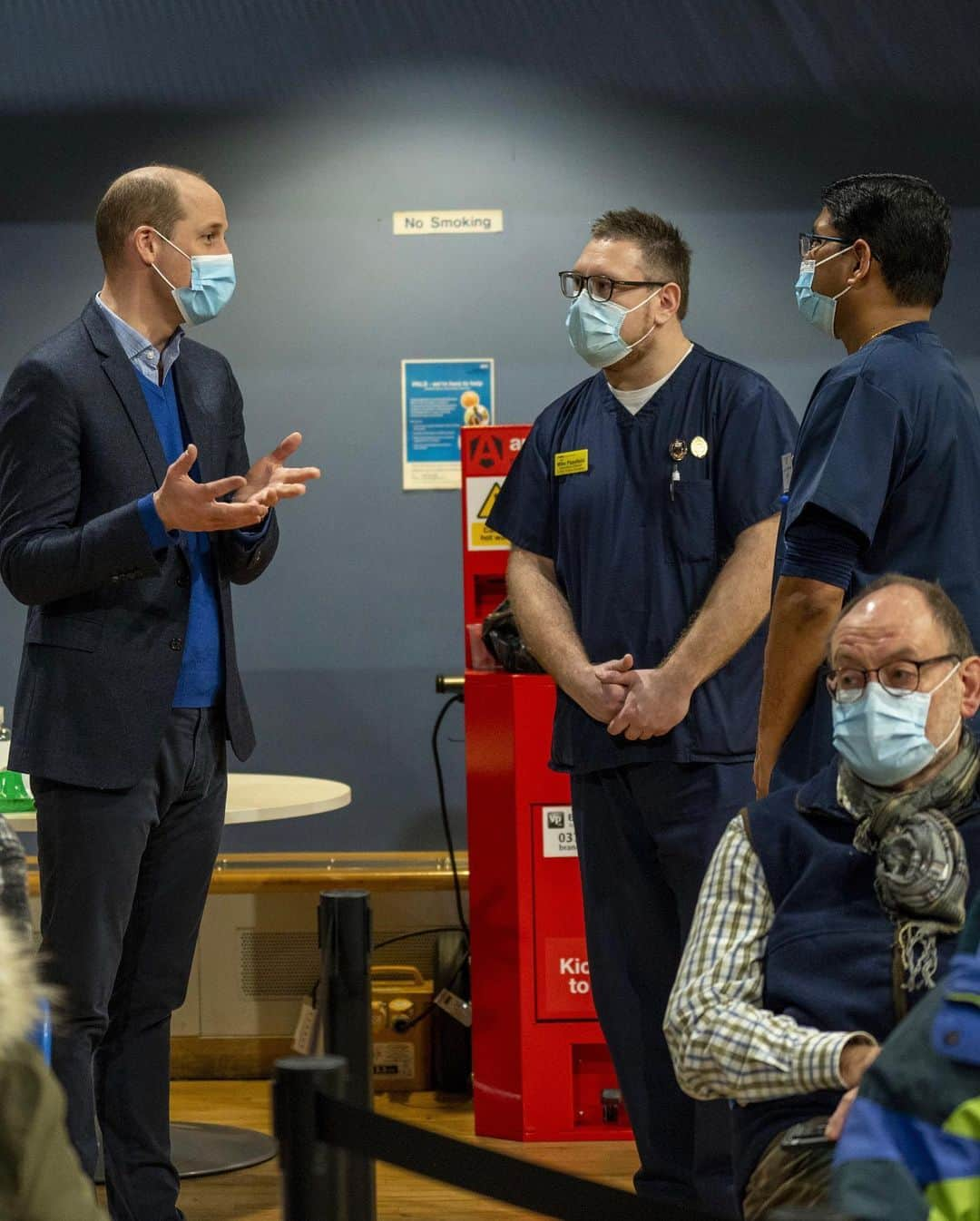 ウィリアム（ケンブリッジ公）さんのインスタグラム写真 - (ウィリアム（ケンブリッジ公）Instagram)「This morning The Duke visited a vaccination centre at the King’s Lynn Corn Exchange, as the largest vaccination programme in British history continues.   Delivering thousands of vaccines every week, the NHS staff and volunteers involved in the rollout here and across the UK, have shown incredible dedication throughout.」2月22日 23時30分 - princeandprincessofwales