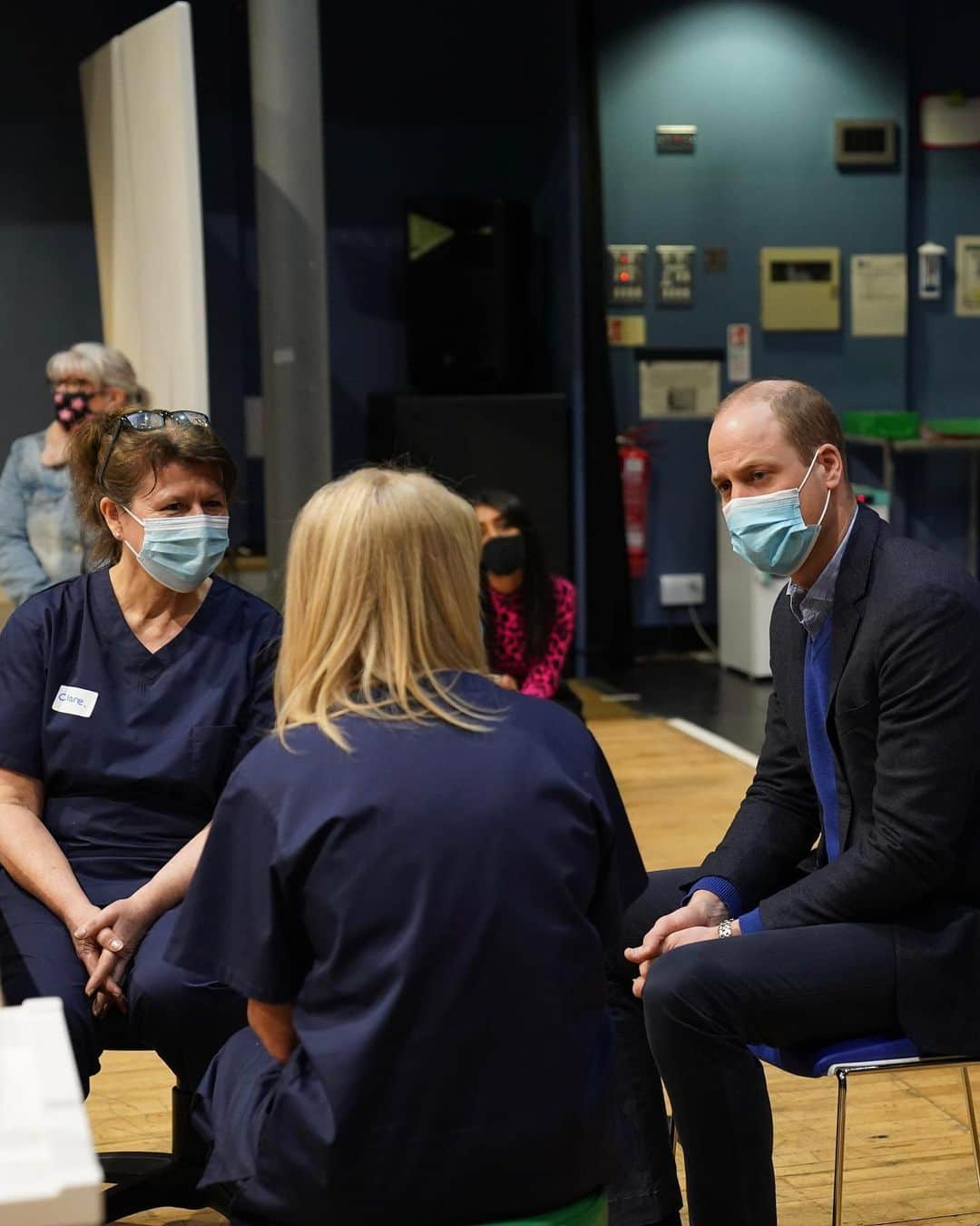 ウィリアム（ケンブリッジ公）さんのインスタグラム写真 - (ウィリアム（ケンブリッジ公）Instagram)「This morning The Duke visited a vaccination centre at the King’s Lynn Corn Exchange, as the largest vaccination programme in British history continues.   Delivering thousands of vaccines every week, the NHS staff and volunteers involved in the rollout here and across the UK, have shown incredible dedication throughout.」2月22日 23時30分 - princeandprincessofwales