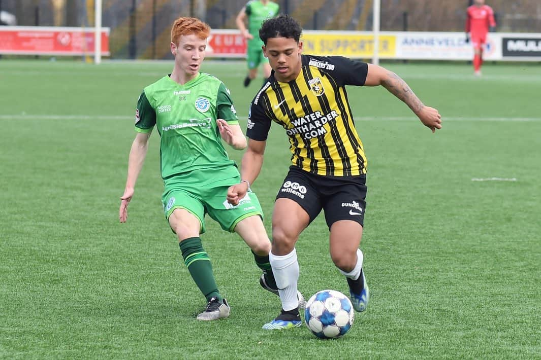 フィテッセさんのインスタグラム写真 - (フィテッセInstagram)「De reserves van Vitesse, aangevuld met enkele spelers uit Vitesse O21, speelden vanmiddag een oefenwedstrijd tegen @degraafschap   In Doetinchem werd met 3-4 gewonnen  📸 De Graafschap Media  #Vitesse #gravit」2月22日 23時24分 - mijnvitesse