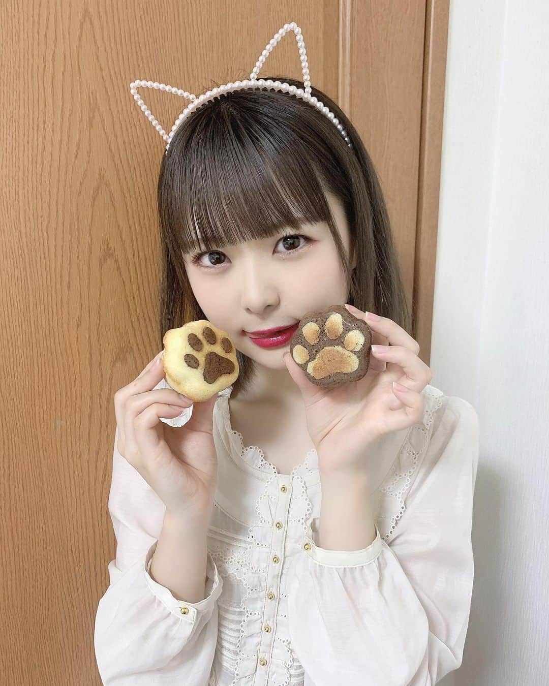 久保田沙矢香のインスタグラム：「🐱🧁  猫の日ということで肉球ケーキを作りました(^..^)ﾉ  プレーンの方が綺麗に焼けた◡̈ ホットケーキミックスで簡単に作れたよ！  ねこちゃん大好き🥺  #猫の日 #ねこの日 #にゃんにゃんにゃんの日 #肉球 #肉球ケーキ #ラストアイドル」