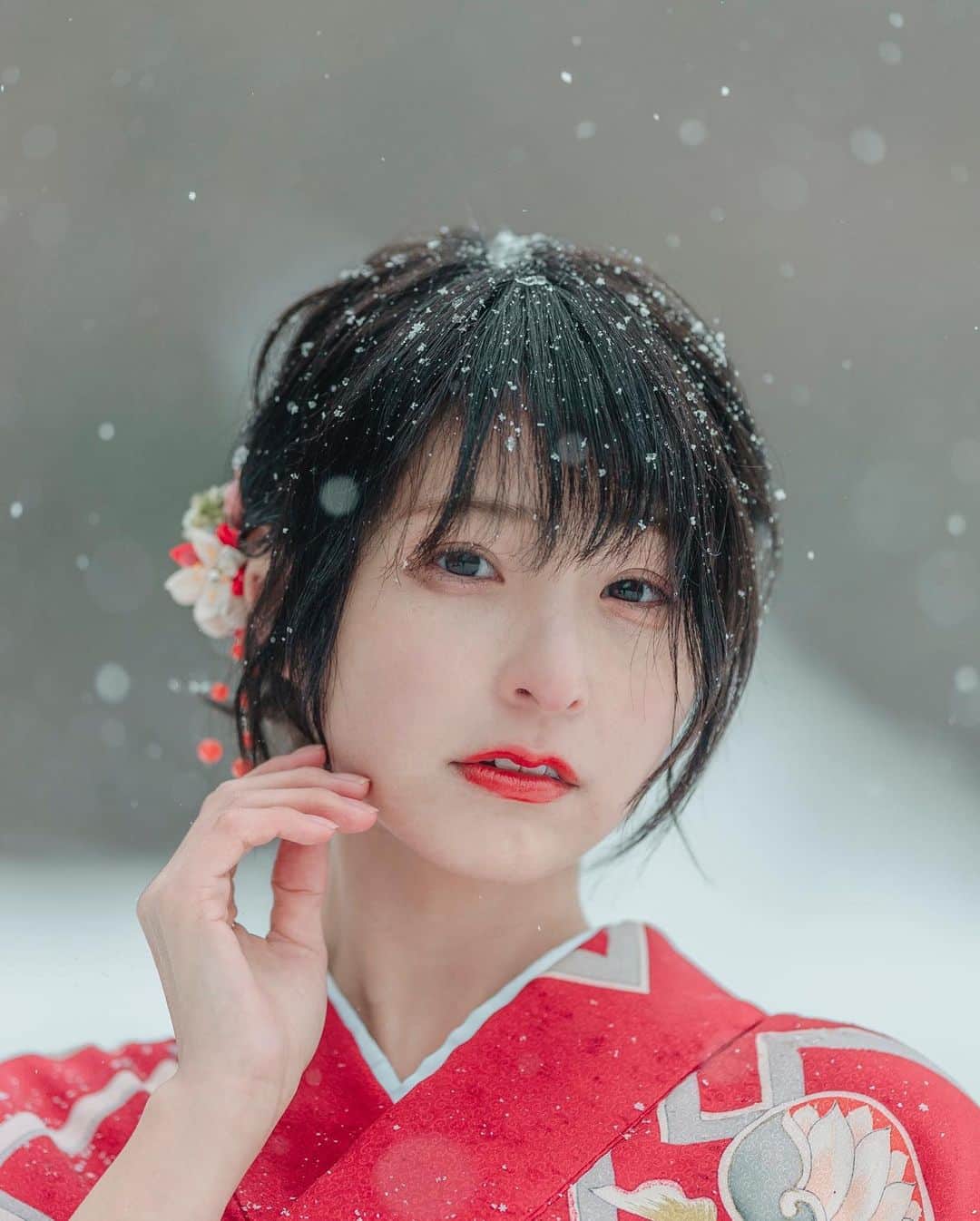 水無月いとのインスタグラム：「雪の中待たされる可哀想な女ごっこをしました。 photo @mugutan1063」