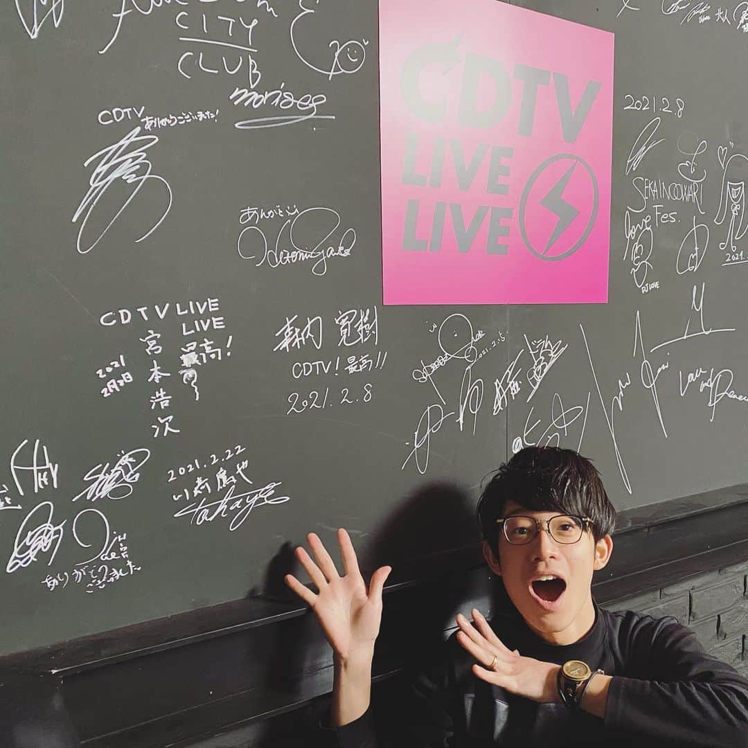川崎鷹也のインスタグラム：「CDTVライブライブ、観てくださった皆様ありがとうございました☺️気持ちが入ったなぁ、、絨毯飛んでたわ、、🥺 #川崎鷹也 #cdtvライブライブ #ライブ #tbs #instagram #instagood #instalike #instamoment #instaart #instalove #instafollow #instacool」