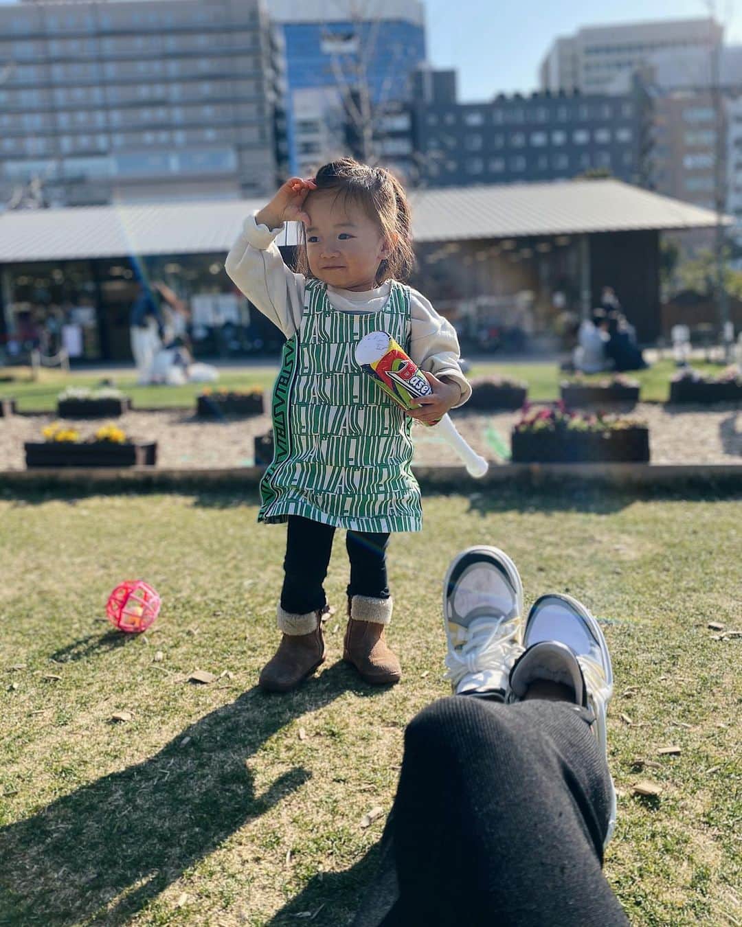 谷口紗耶香のインスタグラム：「最近とんでもなくヤンチャになってきたノアさん🤍この間産んだんだけどなぁーってしみじみ成長を感じるこの頃✨ 全然喋れなかったけどここ2.3週間で少し言葉になってきて、「うわぁーもう喋るね！」ってみんなで言ってる✨会話するの楽しみだなぁ〜　 寂しいけど🤣🤍」