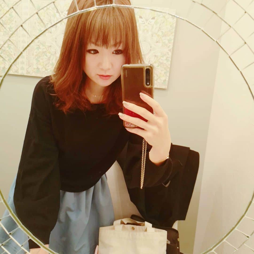 中島彩のインスタグラム：「至福の贅沢時間...❤️ @jolibeaute.official リラックスタイムで月１のご褒美😍  よもぎハーブ蒸しで、デトックス❤️ 肌荒れにも効果的なので、揺らいだ状態の悪いお顔にも蒸気をたっぷり✨ 気持ちよく汗をかきました😍すっきり✨  大好きな強めマッサージ💕 凝り固まった体をしっかりほぐして流してもらうのは本当に至福❤️ 季節の変わり目、体の疲れも出ているのかいつも以上に体のこりがひどくて😭  オールハンドのフェイシャル、 エレクトロリフティングは欠かせないメニュー❤️ リフトアップと肌のトーンアップは直後から実感💕 小顔調整と生プラセンタ導入をオプションで💕 お肌が内からパーンとハリが出てお化粧のりもよくなる❤️  体も心も癒される💕私の駆け込み寺的存在のサロンです✨   #苦楽園口エステ #エステサロン　#オールハンドエステ #マッサージ　#アンチエイジング　#エイジングケア　#リフトアップ　#トーンアップ #よもぎハーブ蒸し　#毛穴ケア」