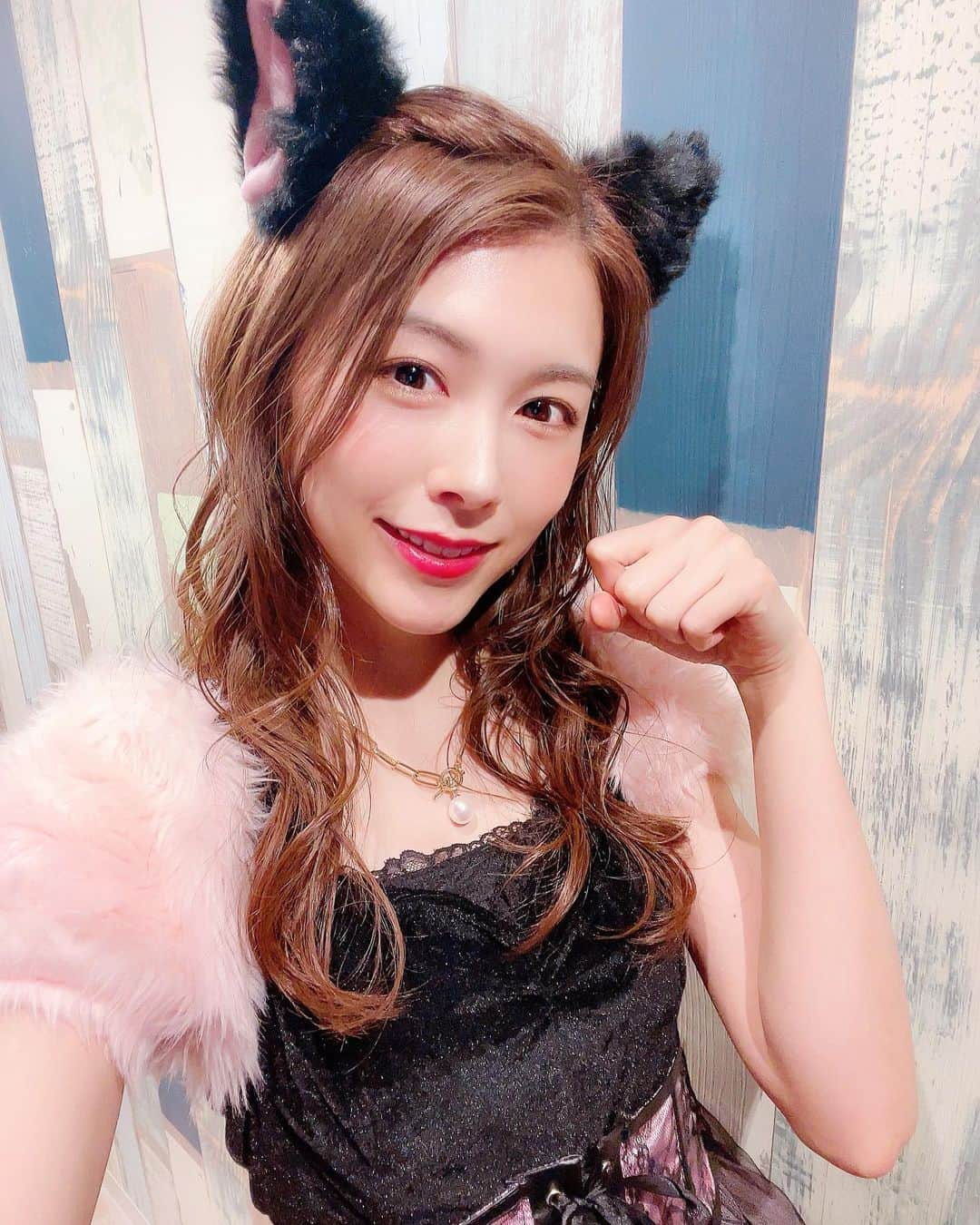 麻衣愛のインスタグラム：「試しに飼ってみませんか？😸💕 . #にゃんにゃんの日 #ネコの日 #猫の日 #222 #アイドルの特権 #衣装だもん #笑笑」