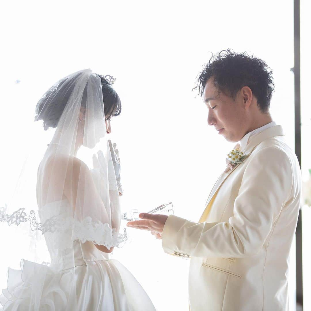 福井結婚式 ヴィラグランディス福井のインスタグラム：「【propose】﻿ ・﻿ ・﻿ プロポーズの時に﻿ シンデレラのガラスの靴を﻿ 新婦様へプレゼントされた新郎様✨﻿ ・﻿ ・﻿ 「素敵な靴は、その人を素敵な場所へ 連れて行ってくれる」 ・ そんな言い伝えがあります✨ ・ これから一歩一歩、歩む人生が ずっと幸せでありますように✨ ・ ・ ・ ふたりの大切な思い出のアイテムを﻿ 前撮りでも使用して...♡﻿ ・﻿ ・﻿ まるで本当のプリンセスのように﻿ 素敵な1枚に✨﻿ ・﻿ ・﻿ ・﻿ ・﻿ To All Lovers...﻿ 〜すべての愛しい人たちへ〜﻿ ・﻿ ・﻿ ・﻿ #ヴィラグランディス福井﻿ 他の写真も気になる方はプロフィールから﻿ 公式HPもご覧ください▶︎▶︎▶︎」