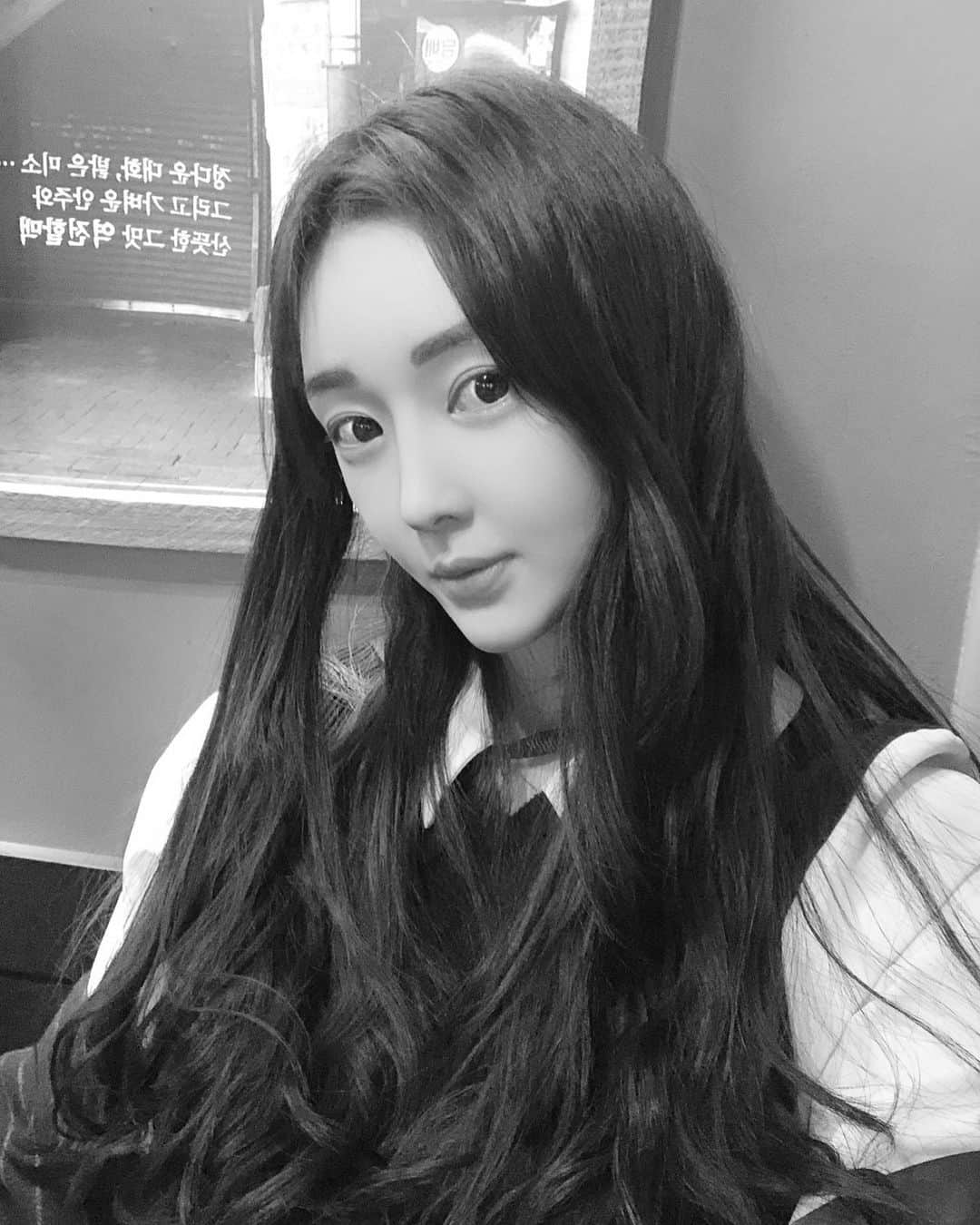 イ・アルムのインスタグラム：「👩🏻‍🦰👩🏻‍🦳 지겨워 다 ..!! 굳이 설명하지 않아도 되는 삶 그게 가장 편안해. 머리나 하러 갈까...」