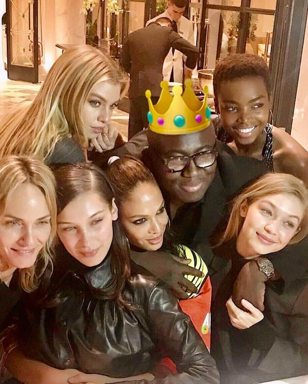 マリア・ボルゴさんのインスタグラム写真 - (マリア・ボルゴInstagram)「Please help me to wish a happy birthday to my Dad in Fashion 🎂🎉 @edward_enninful 💙 all the best always legendary...🙏🏾  •Por favor, ajude-me a desejar um feliz aniversário ao meu pai na moda! #happybirthday #edwardenninful #weloveyou #african #proud #blackexcellence」2月22日 23時40分 - iammariaborges