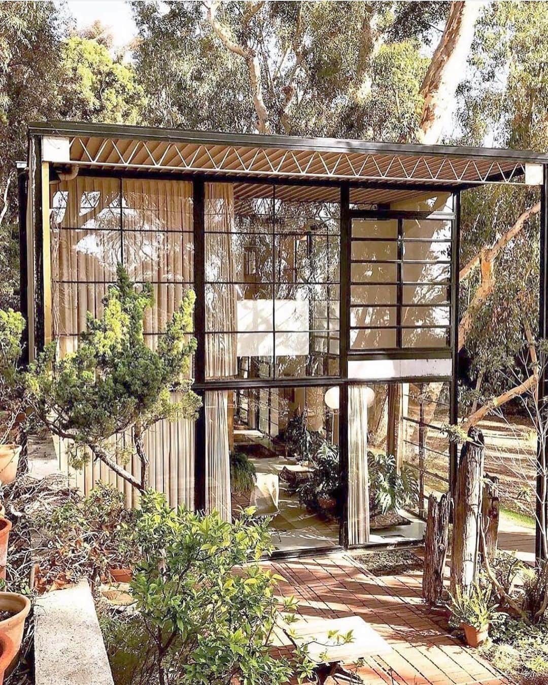 エイミー・ソングさんのインスタグラム写真 - (エイミー・ソングInstagram)「The Eames House. Designed and lived in by Charles + Ray Eames in Los Angeles, California.」2月22日 23時41分 - songofstyle
