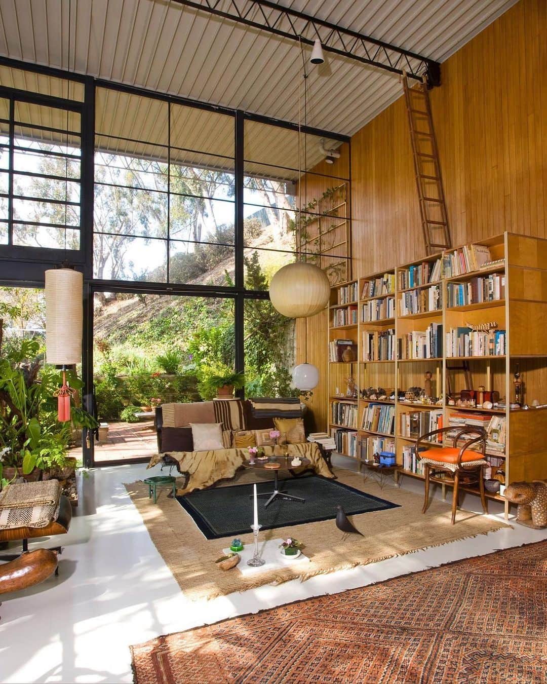 エイミー・ソングさんのインスタグラム写真 - (エイミー・ソングInstagram)「The Eames House. Designed and lived in by Charles + Ray Eames in Los Angeles, California.」2月22日 23時41分 - songofstyle