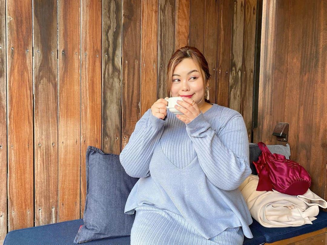 桃果愛さんのインスタグラム写真 - (桃果愛Instagram)「🤍﻿ ﻿ #psootd﻿ ﻿ #Ranan @ranan_official ﻿ ﻿ #Alinoma @alinoma_official さんで﻿ 購入したニットワンピのセットアップがお気に入りすぎて ヘビロテ中。﻿ ﻿ くすみブルーが個人的に今季好き❤︎﻿ ﻿ YouTubeにも着用動画出してみたよ〜🍑 他のコーデも合わせて1週間コーデを紹介しているので ぜひ観てね💋﻿ ﻿ 既にクローゼットがパステルカラー💛🧡💖💜💙で カラフル！ ﻿ 春が待ち遠しい🌸😌﻿ ﻿ ﻿ ﻿ ﻿ ﻿ #自分を愛してHappyに﻿ #aimomoka💋 ﻿ ﻿ ﻿ ﻿ ﻿ #ぽっちゃりコーデ #プラスサイズファッション #ぽっちゃり女子 #ぽっちゃりモデル #プラスサイズモデル #春コーデ #くすみブルー #くすみカラーコーデ #カフェ好き #渋谷カフェ #仕事帰り #寄り道カフェ ﻿ #plussizefashion #plussizewomen #plussizemodel #plussizejapan #bodypositivity #bopo」2月22日 23時41分 - ai_momoka.plussizemodel