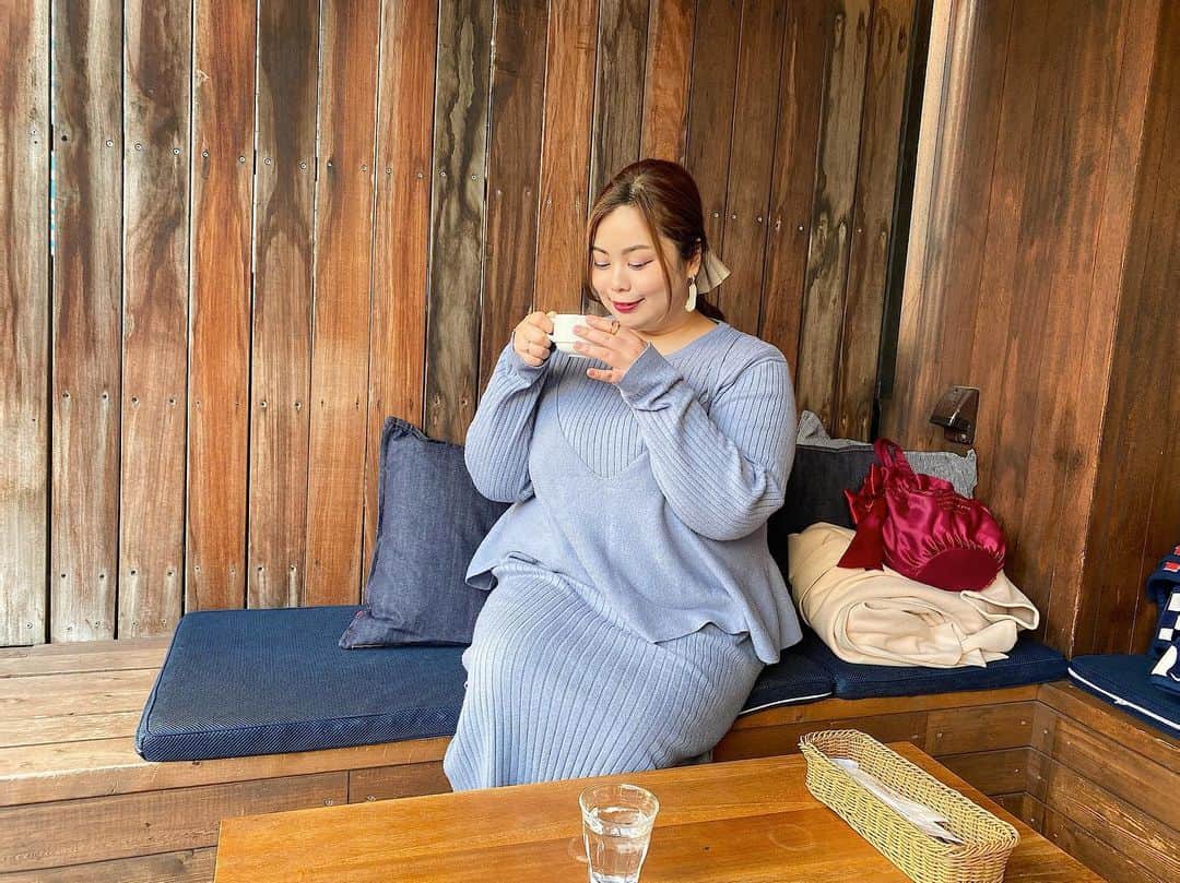桃果愛さんのインスタグラム写真 - (桃果愛Instagram)「🤍﻿ ﻿ #psootd﻿ ﻿ #Ranan @ranan_official ﻿ ﻿ #Alinoma @alinoma_official さんで﻿ 購入したニットワンピのセットアップがお気に入りすぎて ヘビロテ中。﻿ ﻿ くすみブルーが個人的に今季好き❤︎﻿ ﻿ YouTubeにも着用動画出してみたよ〜🍑 他のコーデも合わせて1週間コーデを紹介しているので ぜひ観てね💋﻿ ﻿ 既にクローゼットがパステルカラー💛🧡💖💜💙で カラフル！ ﻿ 春が待ち遠しい🌸😌﻿ ﻿ ﻿ ﻿ ﻿ ﻿ #自分を愛してHappyに﻿ #aimomoka💋 ﻿ ﻿ ﻿ ﻿ ﻿ #ぽっちゃりコーデ #プラスサイズファッション #ぽっちゃり女子 #ぽっちゃりモデル #プラスサイズモデル #春コーデ #くすみブルー #くすみカラーコーデ #カフェ好き #渋谷カフェ #仕事帰り #寄り道カフェ ﻿ #plussizefashion #plussizewomen #plussizemodel #plussizejapan #bodypositivity #bopo」2月22日 23時41分 - ai_momoka.plussizemodel