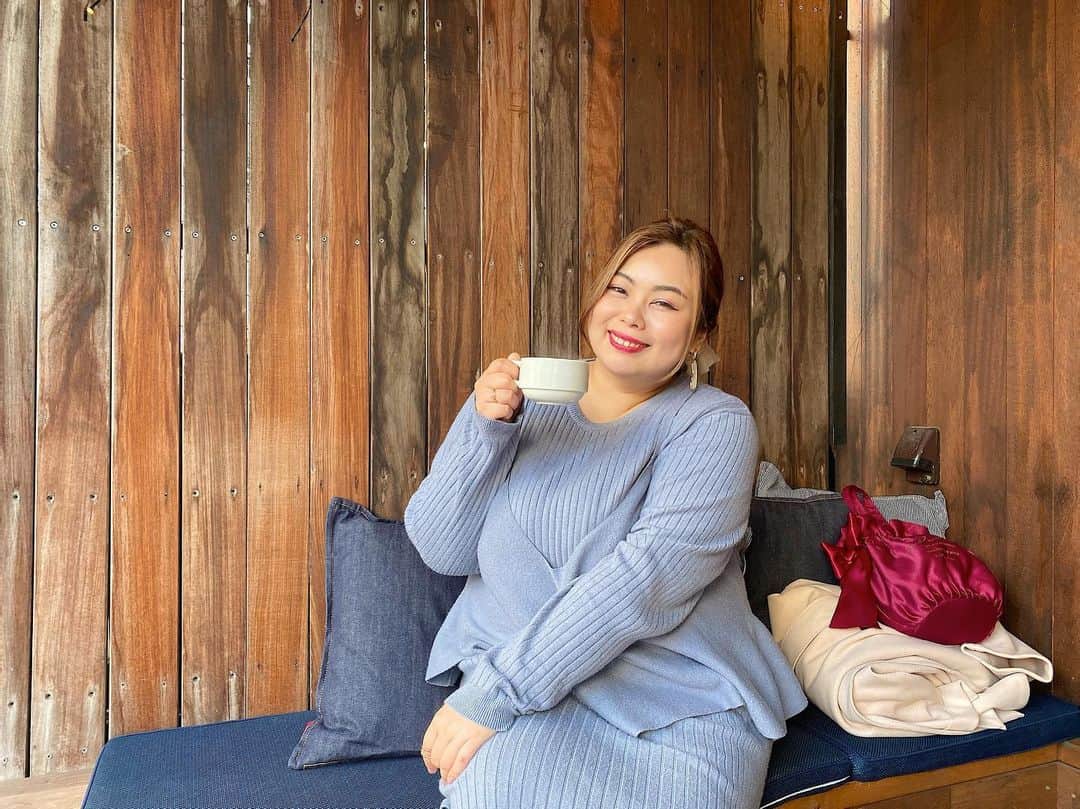 桃果愛さんのインスタグラム写真 - (桃果愛Instagram)「🤍﻿ ﻿ #psootd﻿ ﻿ #Ranan @ranan_official ﻿ ﻿ #Alinoma @alinoma_official さんで﻿ 購入したニットワンピのセットアップがお気に入りすぎて ヘビロテ中。﻿ ﻿ くすみブルーが個人的に今季好き❤︎﻿ ﻿ YouTubeにも着用動画出してみたよ〜🍑 他のコーデも合わせて1週間コーデを紹介しているので ぜひ観てね💋﻿ ﻿ 既にクローゼットがパステルカラー💛🧡💖💜💙で カラフル！ ﻿ 春が待ち遠しい🌸😌﻿ ﻿ ﻿ ﻿ ﻿ ﻿ #自分を愛してHappyに﻿ #aimomoka💋 ﻿ ﻿ ﻿ ﻿ ﻿ #ぽっちゃりコーデ #プラスサイズファッション #ぽっちゃり女子 #ぽっちゃりモデル #プラスサイズモデル #春コーデ #くすみブルー #くすみカラーコーデ #カフェ好き #渋谷カフェ #仕事帰り #寄り道カフェ ﻿ #plussizefashion #plussizewomen #plussizemodel #plussizejapan #bodypositivity #bopo」2月22日 23時41分 - ai_momoka.plussizemodel