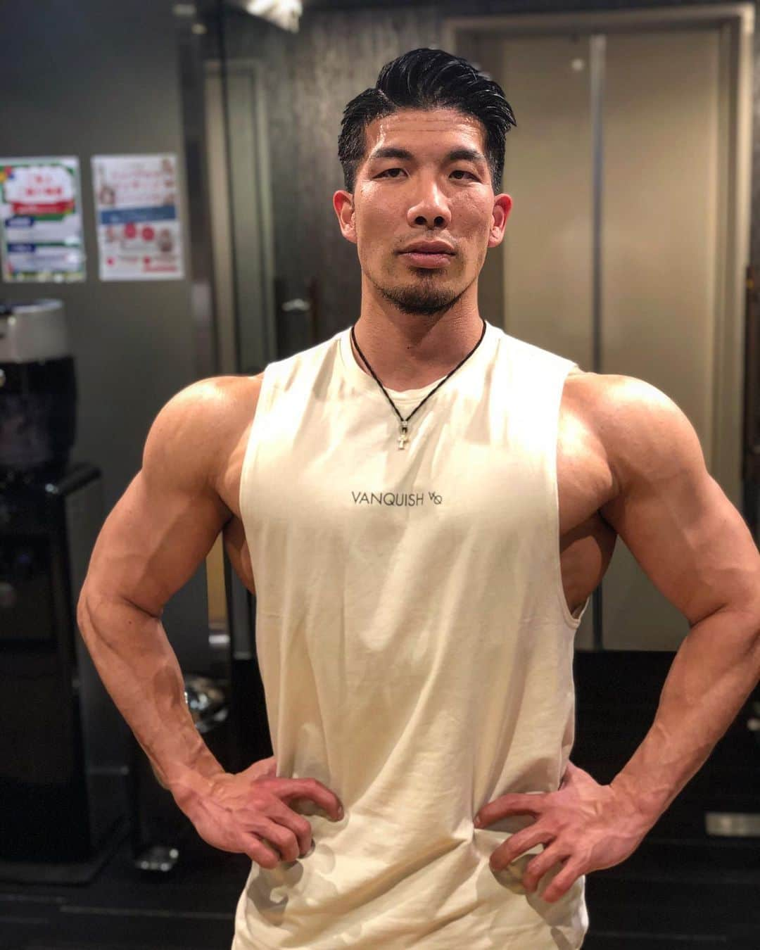 大山大輔さんのインスタグラム写真 - (大山大輔Instagram)「@vqfit  明日の朝5時からVANQUISHの新作のウェアとカラーが販売されます！！  今回のウェアはデザインも一新されてるので、ニューヴァンキッシュを楽しみにして下さいね😆  https://www.vqfit.com/weggy  全着用サイズは"M"です。  プロフィールにはVANQUISHのリンクがあるのでぜひそちらから購入して下さい🤘🤘 ----------------------------- 魅せる身体と動ける身体の両立を目指すなら、オンラインサロン【フィットネス樹形図.D】へ入会するのが近道！！ 大山大輔のトレーニング動画や解説、アニマルフローの行い方やセミナー参加無料など特典も多いオンラインサロンです。  https://peraichi.com/landing_pages/view/fitnesszyukeizud/ ＊オンラインサロンが気になる方はぜひDMでお問い合わせ下さい。  #vqfit #新作ウェア #スポーツウェア #フィットネスウェア #アパレルブランド #フィットネス樹形図d #オンラインサロン #フィジーク #フィジーク選手 #noteクリエーター #運動能力向上 #身体調整 #運動不足解消 #フィットネス #fitness #健康 #トレーニング #training #ワークアウト #workout #見た目重視 #機能性重視 #カッコいい身体作り #動ける身体作り #解剖学 #筋肉男子 #筋肉 #muscle」2月22日 23時41分 - weggy_fitness0704