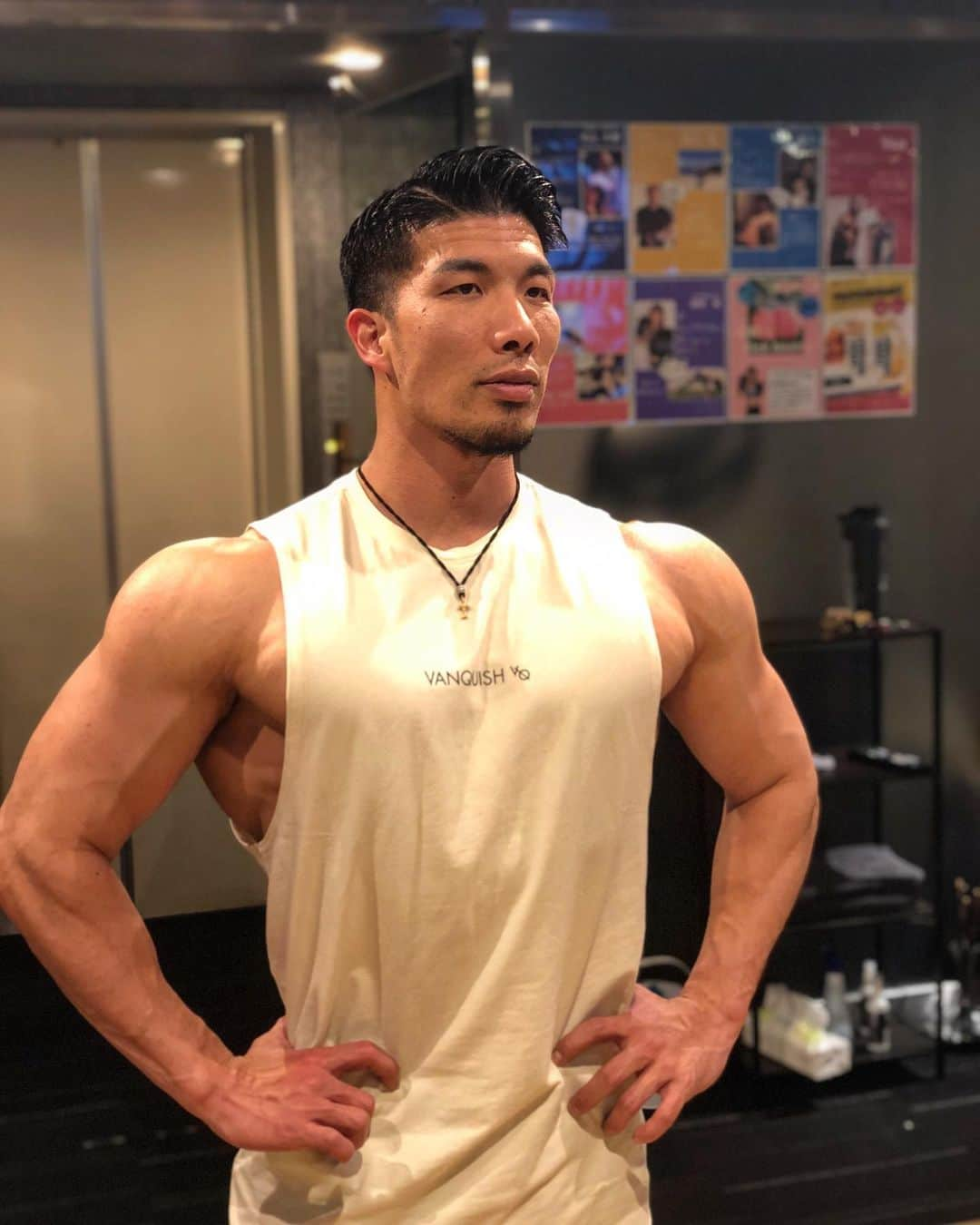 大山大輔さんのインスタグラム写真 - (大山大輔Instagram)「@vqfit  明日の朝5時からVANQUISHの新作のウェアとカラーが販売されます！！  今回のウェアはデザインも一新されてるので、ニューヴァンキッシュを楽しみにして下さいね😆  https://www.vqfit.com/weggy  全着用サイズは"M"です。  プロフィールにはVANQUISHのリンクがあるのでぜひそちらから購入して下さい🤘🤘 ----------------------------- 魅せる身体と動ける身体の両立を目指すなら、オンラインサロン【フィットネス樹形図.D】へ入会するのが近道！！ 大山大輔のトレーニング動画や解説、アニマルフローの行い方やセミナー参加無料など特典も多いオンラインサロンです。  https://peraichi.com/landing_pages/view/fitnesszyukeizud/ ＊オンラインサロンが気になる方はぜひDMでお問い合わせ下さい。  #vqfit #新作ウェア #スポーツウェア #フィットネスウェア #アパレルブランド #フィットネス樹形図d #オンラインサロン #フィジーク #フィジーク選手 #noteクリエーター #運動能力向上 #身体調整 #運動不足解消 #フィットネス #fitness #健康 #トレーニング #training #ワークアウト #workout #見た目重視 #機能性重視 #カッコいい身体作り #動ける身体作り #解剖学 #筋肉男子 #筋肉 #muscle」2月22日 23時41分 - weggy_fitness0704