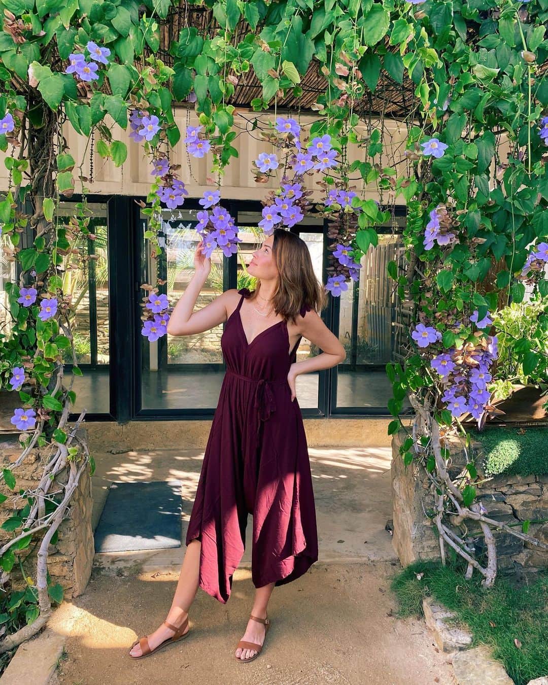 María Gabriela Isler Moralesのインスタグラム：「¡Buenos días mi gente querida! 🌸  Deseo que esta semana inicie para ustedes cargada de luz, de conciencia, de gratitud y apreciación por cada milagro que nos rodea ✨.   Recuerden que la actitud determina todo aquello que fluye (o se detiene) a nuestro alrededor 💖, procuremos transformar nuestros pensamientos hacia lo positivo, lo posible, y lo que queremos para nuestro presente y futuro. Atraemos aquello que pensamos 🍃.   ¡Les mando un abrazo 🤗!   Lugar: 30nudosadicora 🌴 No quería dejar de agradecerles por tantas atenciones y buen servicio 🙏🏼.   #Mindset #Positivity #Nature #Gratitude」