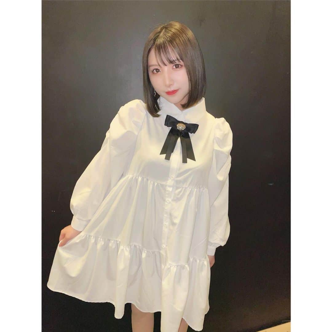 のインスタグラム：「ワンマンありがとうございました☺️💞  今日は幸せにひたひた〜🛁 最初の最後の新衣装❤︎ 可愛いお衣装は気分あがる⤴︎😳」
