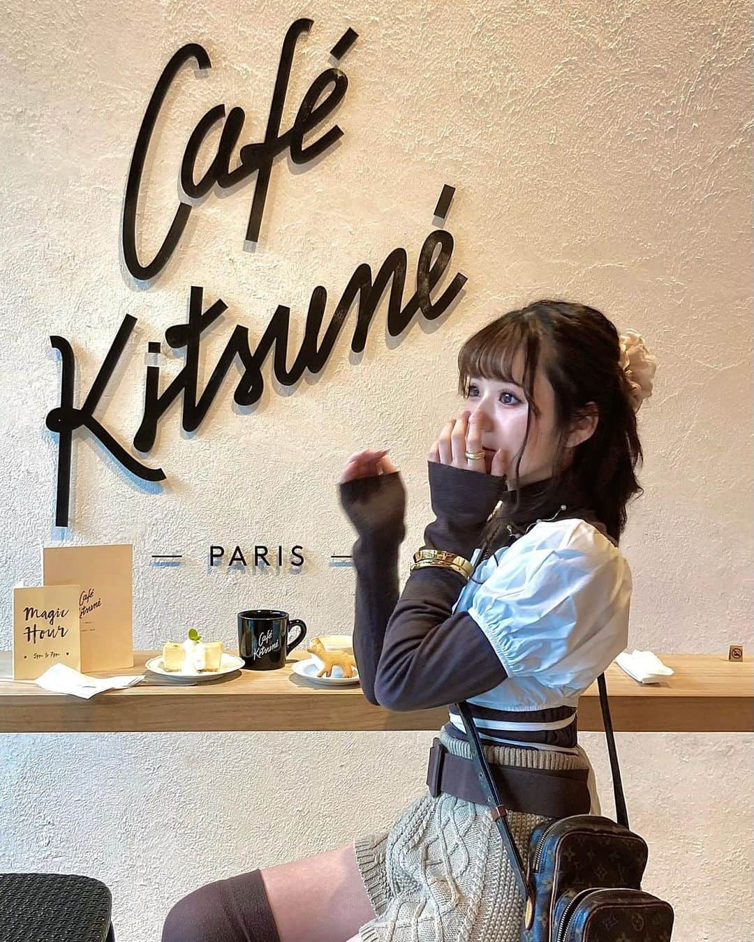 夢乃まゆこさんのインスタグラム写真 - (夢乃まゆこInstagram)「ｺﾝｺﾝ☕🍂   *⑅︎୨୧┈︎┈︎┈︎┈︎┈︎┈︎┈┈︎┈︎┈︎┈︎┈︎୨୧⑅︎*  #カフェ #キツネ #カフェキツネ #カフェキツネ表参道 #カフェ巡り #表参道カフェ #原宿カフェ #cafekitsune  #ootd #コーディネート #冬コーデ  #タートルネック #zara #katespade #lv #lvbag  #ルイヴィトン #louisvuitton #spinns #tutuanna #ヘアスタイル #ヘアアレンジ #ポニーテール」2月22日 23時50分 - mayu_makemie