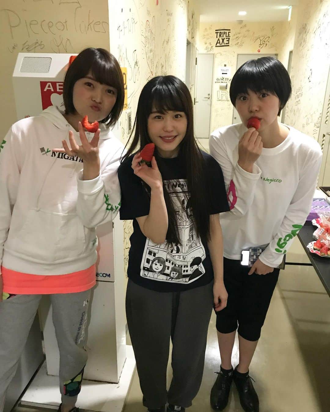Negiccoのインスタグラム：「アルバム見返していたらシリーズ。﻿ LOTSの楽屋にて。 ライブ終わったあと、 外に出たら大雪だった記憶が。﻿ ﻿ #Negicco」