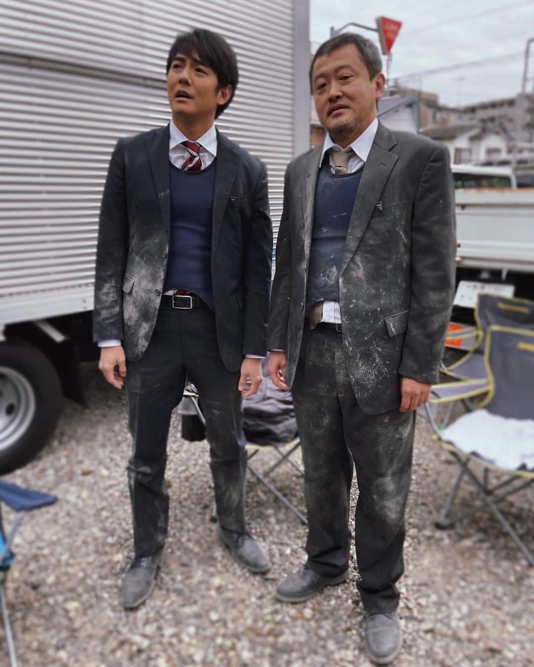 レッドアイズ 監視捜査班さんのインスタグラム写真 - (レッドアイズ 監視捜査班Instagram)「＼#レッドアイズ 👁👁オフショ✨／  第5話で起きた連続爆破事件…🔥 長久手刑事(#川瀬陽太)が狙われ ハラハラドキドキの展開でした💦  爆発シーン💣直後の 長久手(#川瀬陽太)と 姉川(#長田成哉)のオフショ📷  土埃にまみれながら 哀愁漂う2人…😅  #ナガクテガワ #名コンビ #第6話は2月27日土曜夜10時  ＿＿＿＿＿＿＿＿＿＿＿＿＿＿＿＿ 　#レッドアイズ 監視捜査班 📹 　　　2021年2月27日(土) 　　EP.06 🟥 𝗦 𝗧 𝗔 𝗥 𝗧 🟥 ￣￣￣￣￣￣￣￣￣￣￣￣￣￣￣￣ 出演：#亀梨和也 　　　#松下奈緒 　　　#趣里 　　　#シシドカフカ 　　　#松村北斗(#SixTONES) 　　 　　　#木村祐一」2月22日 23時52分 - redeyes_ntv