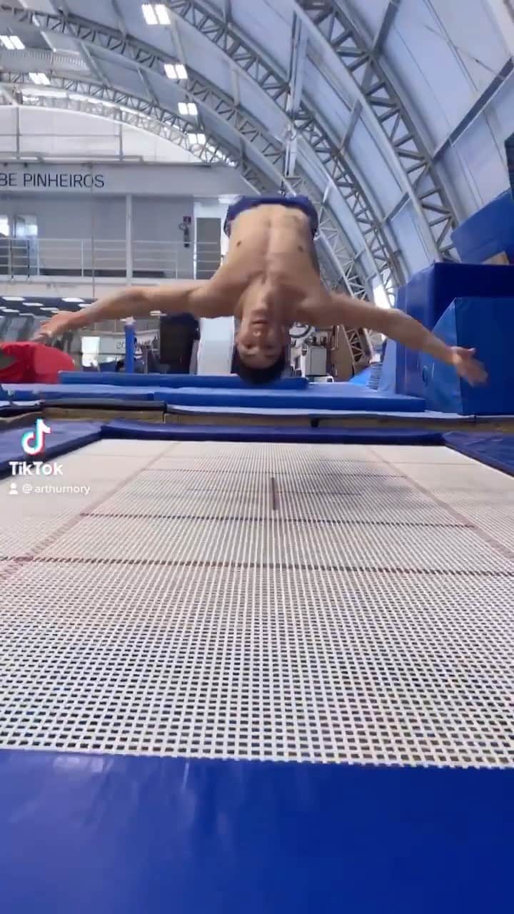 アルトゥール・オヤカワ・マリアノのインスタグラム：「Boa Semana a todxs 😎🤸🏻‍♂️🤪 Ginástica can be fun 🤩  📹: @bielzinx_  . . #timebrasil #gymnastics #trampoline #mortal #flip #reels」