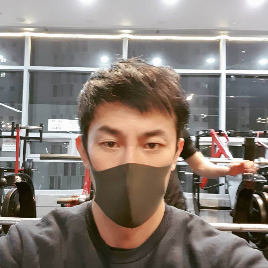 ハン・ジョンスのインスタグラム：「마스크쓰고 운동하기 힘들다... #코로나 #마스크 #운동 #힘듬」