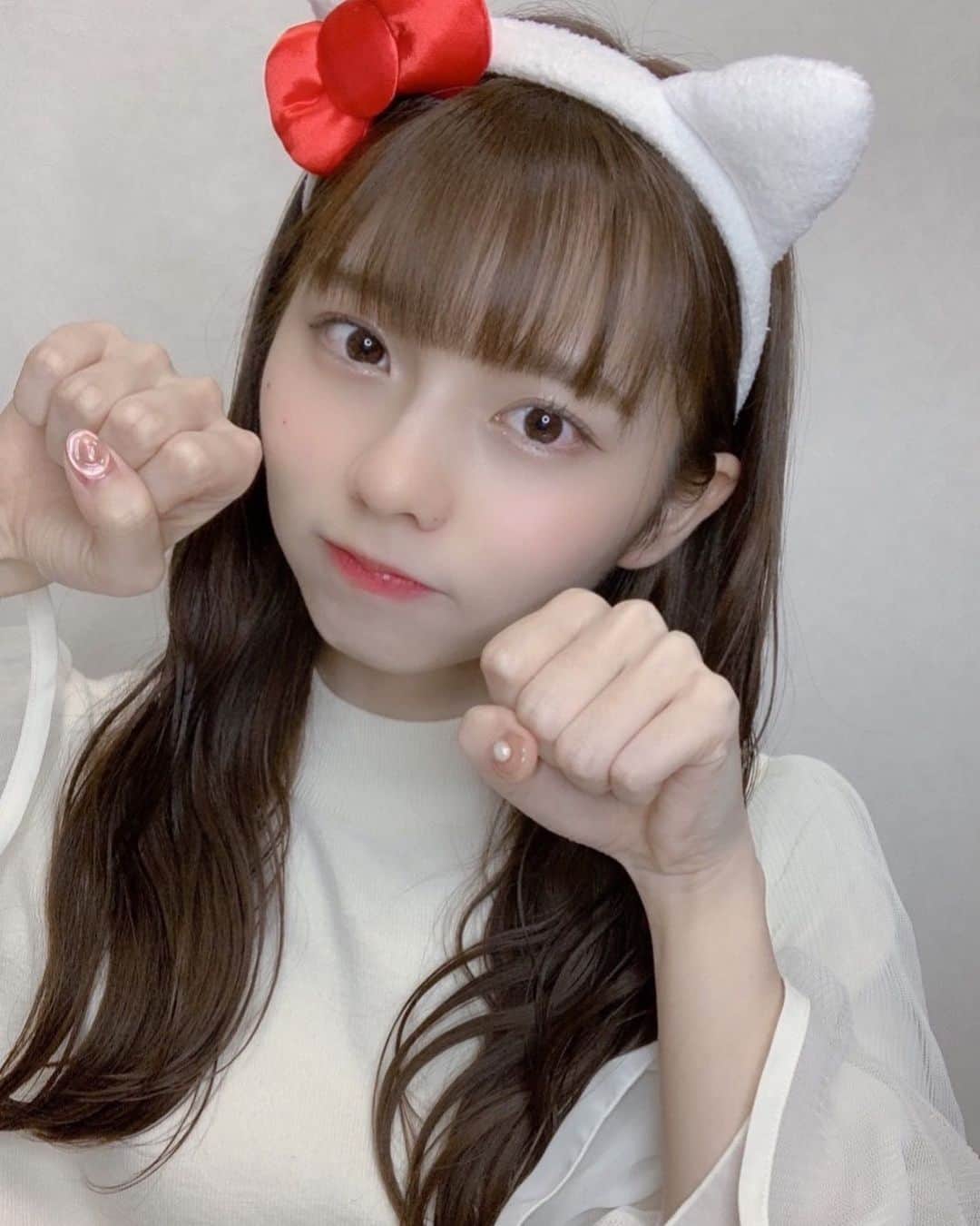 のインスタグラム：「. ねこの日🐈🎀 . . ギリギリ間に合ったねこの日^._.^ . ピューロランドでGETした キティちゃんのカチューシャ付けたよ🥰 . . #猫の日 #ねこ #ラストアイドル #篠原望」