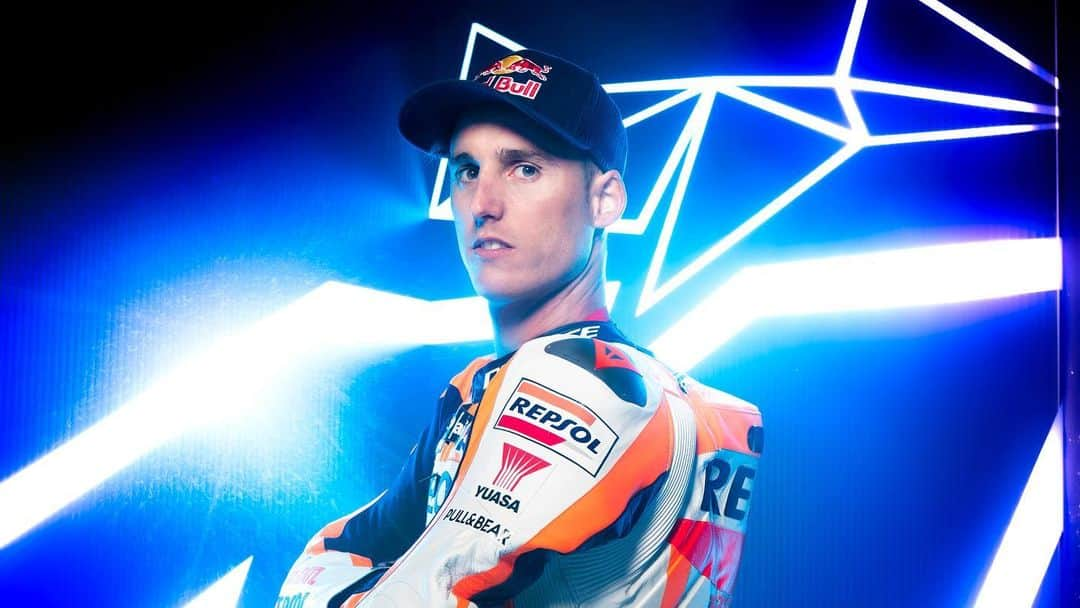 レプソル・ホンダさんのインスタグラム写真 - (レプソル・ホンダInstagram)「Wearing the colours with pride. @polespargaro in full Repsol Honda leathers. 🐺 ⠀⠀⠀⠀⠀⠀⠀⠀⠀ #MotoGP #RepsolHondaTeam2021 #PE44 #PolEspargaro #Repsol #Honda #RepsolHonda #HRC #RC213V #ThePowerOfDreams #Racing #Motorcycle #Team #OneHeart」2月22日 23時59分 - hrc_motogp