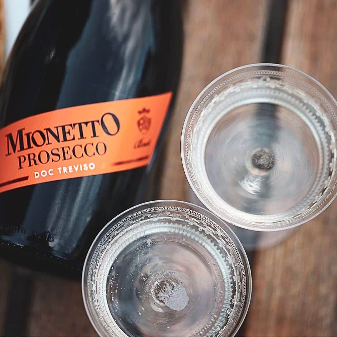 Mionetto Prosecco Montenegroのインスタグラム：「Opušten kao ponedeljak uz Mionetto 😎🥂🧡 . .  #mionettoprosecco #valdobbiadene #G3Spirits #montenegro #mionettoME #lifestyle #mionetto #mymionetto #madeinitaly #prosecco #proseccotime #italy #sparklingwine #wine」