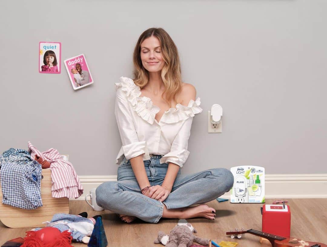 ブルックリン・デッカーのインスタグラム：「I’m a lifelong @febreze gal, so believe me when I say their new plug-in is a must. The Fade Defy Plug has built-in tech that controls how much scent is released, making sure it keeps that great first-day fresh smell for a full 50 days. I plug it in, walk away and pretend I’m in a bamboo forest every day. This new little gadget has stopped the house from smelling funky (I blame the cooking and at-home workouts... ) and takes me to my happy place #scentgotsmarter #febrezepartner」