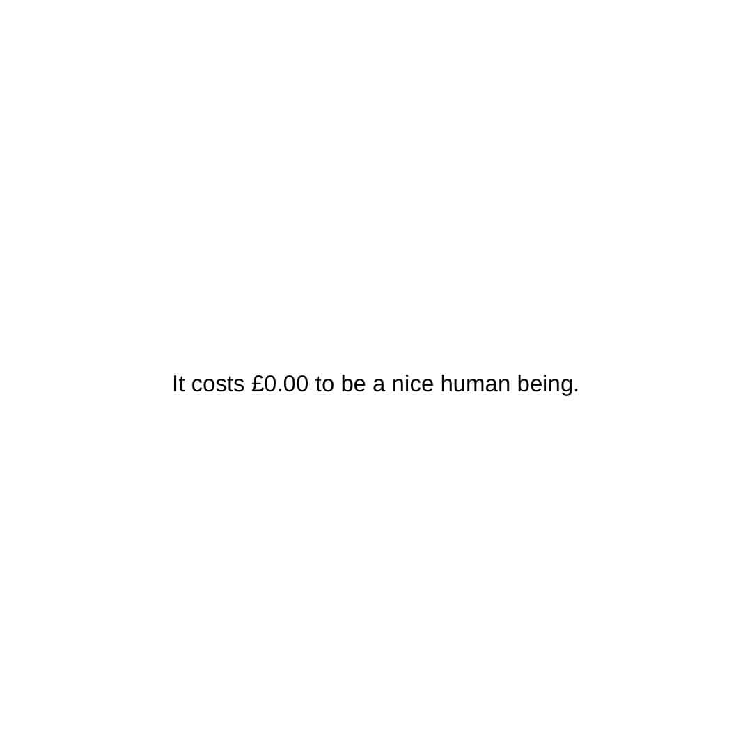 ルー・ティーズデールのインスタグラム：「Just zero pounds 🙃」
