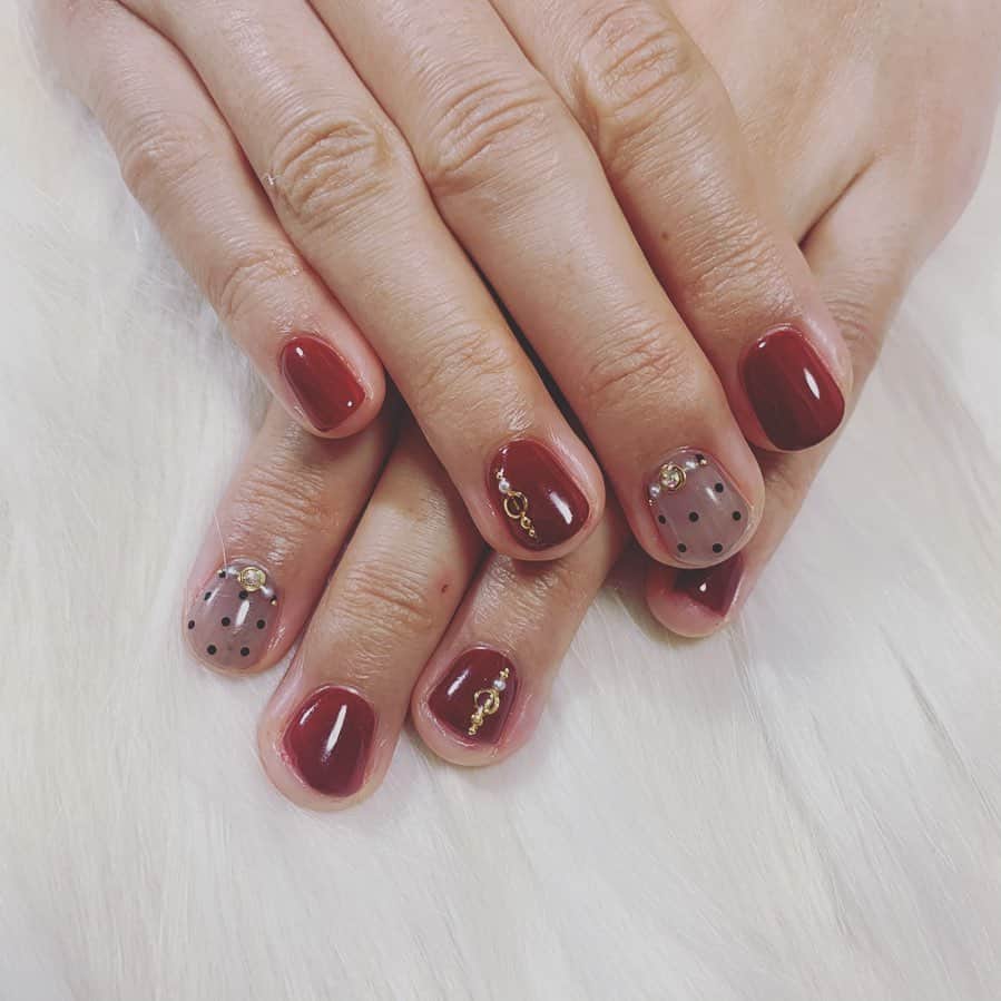 浜口順子さんのインスタグラム写真 - (浜口順子Instagram)「ネイルチェンジ💅 していただきました💕 もう春だからその前に ダークカラー納めということで… 大人っぽいダークレッド。 そしてポイントにクリアブラックドット🖤 今回もめっちゃお気に入りです✨ ネイルスクール #clastyle の講師さんでもある  #プライベートサロンnica  ネイリストのみずほさん @mizuho_nail いつもご丁寧なケアと　 可愛いアートありがとうございます🙇‍♀️  ウクレレやってるので　 ショートネイルです！  … … #はまじゅん御ネイル   #ネイル #nail #nailart #ジェルネイル #ネイルアート #nails #ネイルデザイン #naildesign #美甲 #gelnail #ネイルサロン #ジェル #art #gelnails #gel # アート #ジェルアート #ショートネイル #love #指甲 #nailsalon #fashion #gelart #beauty #メイク #ファッション #japanesenailart」2月23日 0時06分 - hamaguchijunko