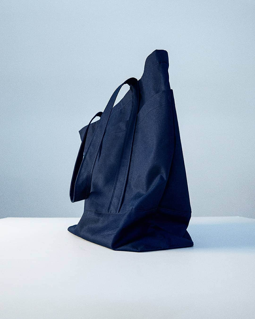 ウィングスアンドホーンズのインスタグラム：「Cut from upcycled weatherproof cotton, our limited edition tote is built with both sustainability and durability in mind. ​ Now 50% off while stock lasts — FW20 markdowns continue on wingsandhorns.com  #wingsandhorns」