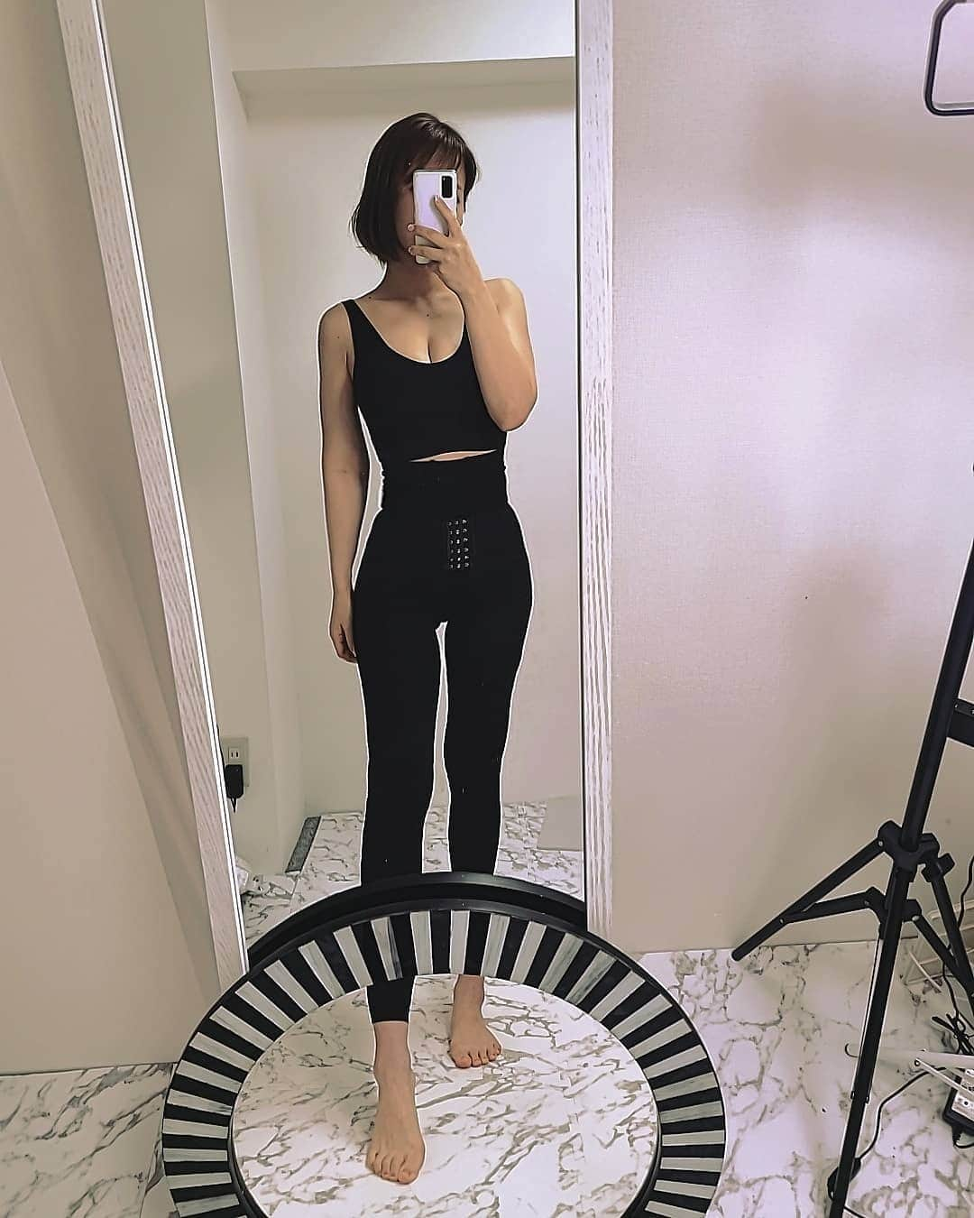 YUKAのインスタグラム：「My leggings( * ॑꒳ ॑*)⸝⋆｡✧💗💓  家でダラダラする時は コルセットつけて、着圧スパッツはいてって してたけど😱  セットになってるやつみつけて最近ずっと履いてるよ♥️  ちゃんと、着圧もきついし 浮腫みとれるから足細くなるし コルセットでクビレもできて最高の優れ元🐷💓🐷  #スリミューズ #slimuse #脚痩せ #着圧レギンス #pr」