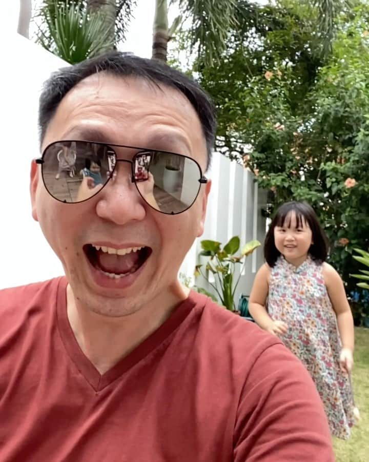 MOMOツインズのインスタグラム：「Parenting tip: DO NOT introduce Robin Hood to your kids #humantarget #aftergettingshotcountlesstimes #spotluke」
