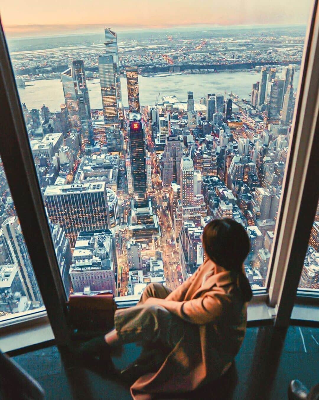 のインスタグラム：「#EmpireStateBuilding 🤝 most instagrammable place in NYC ✨  ⠀⠀⠀⠀⠀⠀⠀⠀⠀   📷: @peachytravels」