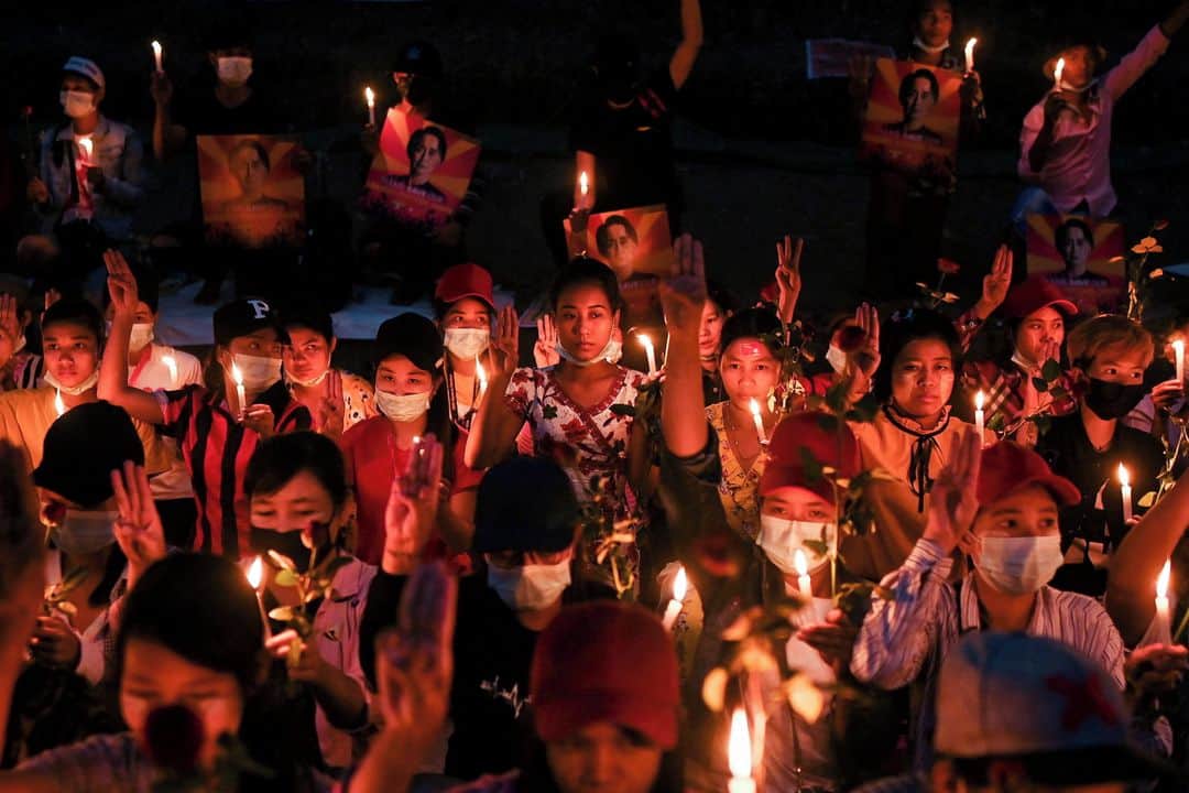 ルモンドさんのインスタグラム写真 - (ルモンドInstagram)「Ni les deux morts de Mandalay, tués par la police samedi 20 février, ni la promesse d’élections « libres et justes » dans un futur indéterminé, ni les mises en garde adressées aux jeunes manifestants risquant de « mourir » en rejoignant les grands rassemblements antirégime, rien n’y fait : trois semaines après le coup d’état militaire du 1er février, la colère des Birmans ne faiblit pas. La Birmanie est debout, dressée comme un cobra furieux contre les « hommes en vert », couleur de l’uniforme des officiers de la Tatmadaw (les forces armées birmanes).⁣ La soirée de samedi aura été la plus sanglante depuis le début des manifestations, il y a une quinzaine de jours : la police a ouvert le feu sur des manifestants, près du port de Mandalay, la deuxième ville du pays, bordée par le grand fleuve Irrawaddy. Après avoir utilisé des canons à eau et des balles de caoutchouc contre une foule de protestataires désireux de protéger des employés du port en grève – que les forces de l’ordre voulaient obliger à reprendre le travail –, les policiers ont tiré à balles réelles. Bilan, deux morts et au moins six blessés, certains dans un état grave.⁣ -⁣ Veillée d’hommage aux victimes du coup d’état militaire, à Rangoun en Birmanie, le 21 février. Photo : Reuters (@reuters)⁣ -⁣ #Birmanie #Myanmar #coupdetat」2月23日 0時15分 - lemondefr