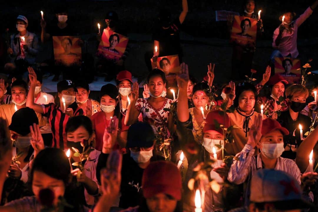ルモンドのインスタグラム：「Ni les deux morts de Mandalay, tués par la police samedi 20 février, ni la promesse d’élections « libres et justes » dans un futur indéterminé, ni les mises en garde adressées aux jeunes manifestants risquant de « mourir » en rejoignant les grands rassemblements antirégime, rien n’y fait : trois semaines après le coup d’état militaire du 1er février, la colère des Birmans ne faiblit pas. La Birmanie est debout, dressée comme un cobra furieux contre les « hommes en vert », couleur de l’uniforme des officiers de la Tatmadaw (les forces armées birmanes).⁣ La soirée de samedi aura été la plus sanglante depuis le début des manifestations, il y a une quinzaine de jours : la police a ouvert le feu sur des manifestants, près du port de Mandalay, la deuxième ville du pays, bordée par le grand fleuve Irrawaddy. Après avoir utilisé des canons à eau et des balles de caoutchouc contre une foule de protestataires désireux de protéger des employés du port en grève – que les forces de l’ordre voulaient obliger à reprendre le travail –, les policiers ont tiré à balles réelles. Bilan, deux morts et au moins six blessés, certains dans un état grave.⁣ -⁣ Veillée d’hommage aux victimes du coup d’état militaire, à Rangoun en Birmanie, le 21 février. Photo : Reuters (@reuters)⁣ -⁣ #Birmanie #Myanmar #coupdetat」