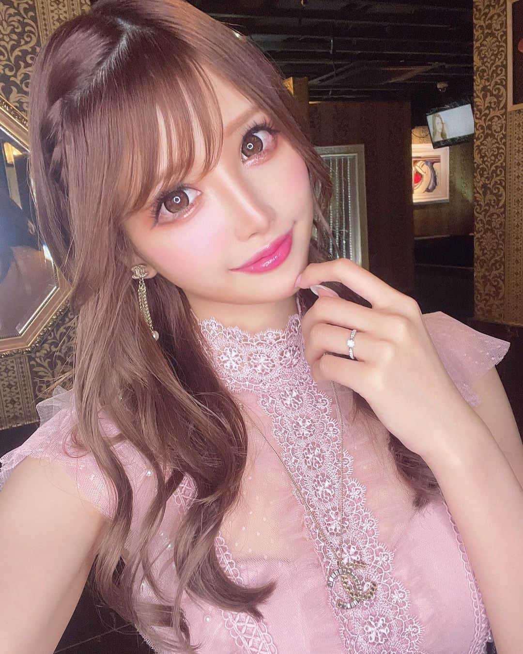 桜咲乃愛さんのインスタグラム写真 - (桜咲乃愛Instagram)「久々pinkmakeの日💕🎀💄💕  ドレスもピンク💓💓💓きゃわ🌸🎀🤍  カラコンは @lanicon_official のnaturalビックチョコ🍫 何年もこれ🥰💓💓💓🎀  #ピンクメイク #ピンクカラー #ピンクコーデ#ピンクドレス#ウエーブ巻き #cute#カラコン#カラコン着画」2月23日 0時16分 - noasama1101