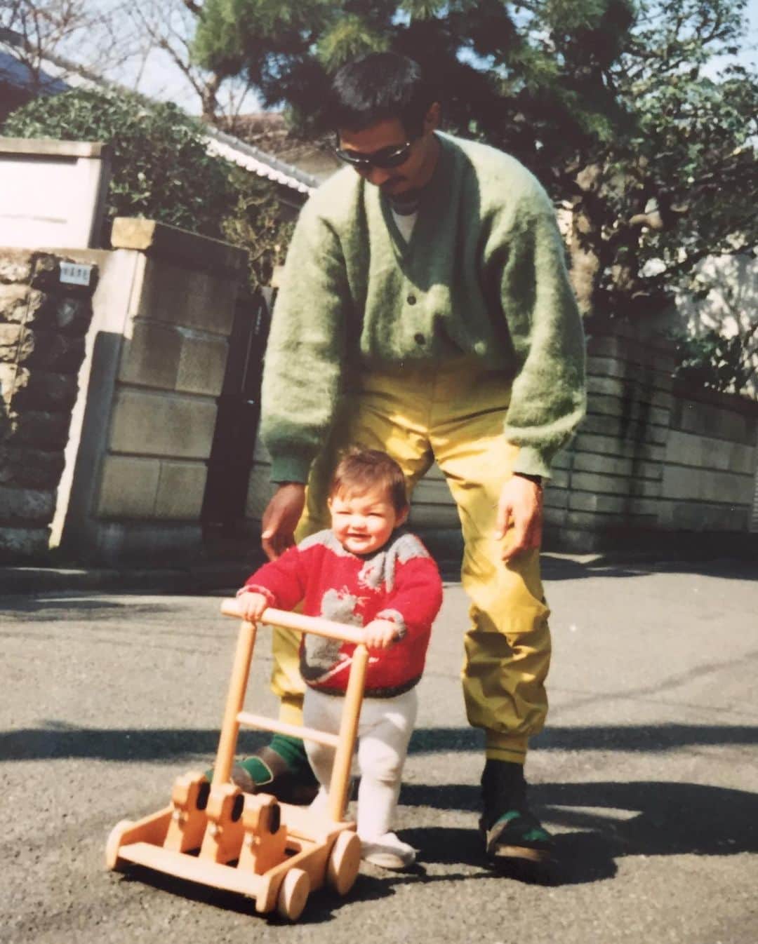 ナオミ・シマダのインスタグラム：「spoke to sweetest angels @charliebcuff & @nattykasambala for the @galdemzine pod about growing up in the shadow of my father’s passing, the impact his death had on how I experienced the world and how I saw my role in my family dynamic, through examining a piece of french homework I did when I was 12. we spoke about trying to grapple with mortality and how to get intimate with both the literal and figurative death that is now all around us when we are often so afraid of speaking and thinking about dying/death. lots of tears were shed, lots of joy was shared and you can have a listen now in the link in bio/stories <3」