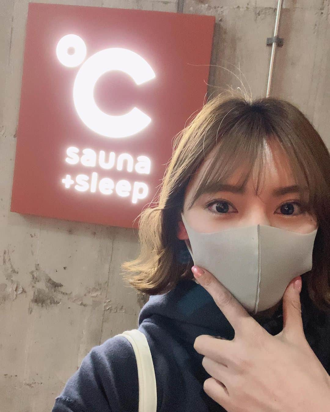 大島みづきのインスタグラム：「ドシー五反田レディースデー🧖🏻‍♀️💕﻿ ﻿ 恵比寿は何度か行ってますが、﻿ 五反田は、サウナ室が男性のみなので🥺﻿ 行ってきました♡⃛﻿ ﻿ 色々コンパクトなんですが、﻿ まずはこんだけ高さがあるサウナ室は、 なかなかないよなぁ。﻿ 1番上はかなりこもれるし、熱くなるよお🔥﻿ セルフロウリュも可能🌿ミントです。﻿ ﻿ 今回は大好きな熱子さんのアウフグースもあったので、もう最高でした🥰❤️﻿ ﻿ ドシー行く前に、コラボしている燻製kitchenも行って燻製チーズ🧀も食べてきた🤤﻿ おいしかったなぁ*\(^o^)/*﻿ ﻿ お泊まり予定だったけど、、、 明日もあるのでお家で寝ます🥱おやすみ﻿ ﻿ ﻿ #サ活 #サウナ #サ道 #サ旅 #サ飯 #温泉 #銭湯 #サウナー #サウナ女子 #サウナー女子 #スパ #ロウリュ #ととのい #サウナガール #サウナイキタイ #サウナチャンス #ドシー五反田 #ドシー #サウナカプセルホテル #saunasleep #レディースデー #ドシー五反田レディースデー #五反田サウナ #燻製kitchen #sauna #saunner #saunagirl  #followme  #온천 #찜질방」