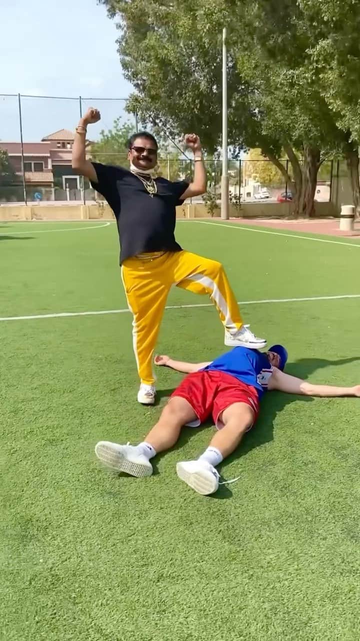 ショーン・ガルニエのインスタグラム：「The only way to beat me 😭🤣 With @justsul 🇮🇳 #SeanGarnier #Football #Urbanballer」