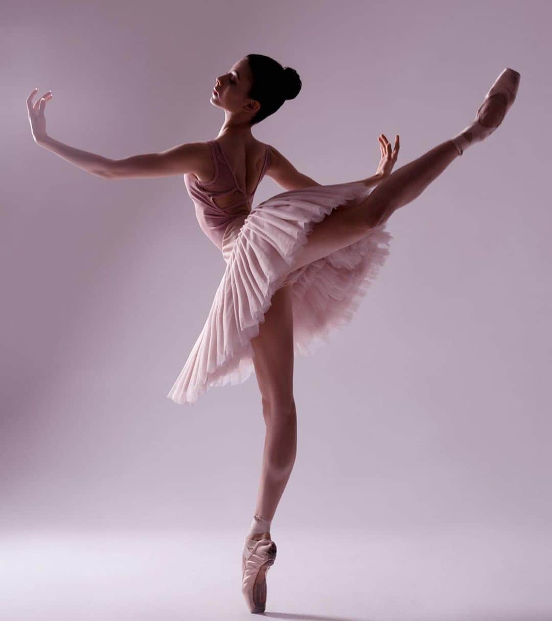 Ballet Is A WorldWide Languageさんのインスタグラム写真 - (Ballet Is A WorldWide LanguageInstagram)「Gorgeous. @lilia.kaliko by @darianvolkova 💜  #liliakaliko #worldwideballet #darianvolkovaphotography 💗✨👏🏻」2月23日 0時20分 - worldwideballet
