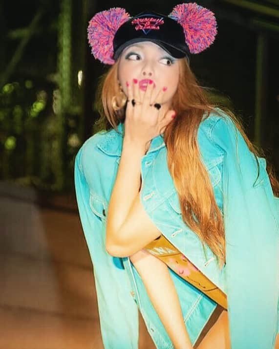 Dance MANAのインスタグラム：「私が監督演出のダンスの舞台「七色〜Nanairo」のゲネプロ(通しのリハ)でした🌈🦋  本番までのあと5日間！改善しなきゃいけないところ、改善したいところがまだある♫本番当日まで、いい作品に限界まで持っていきたい！！！🔥  私自信が踊るパートも、まだ30%しか完成できてなくて焦るーー😂😭🌀🤣  やります🔥  Photoshoot by @cutie_style_bg   #dancer #choreographer #choreography #エンターテイメント #エンタメ #art #entertainment  #レッスン情報 #show #舞台 #七色 #ダンス公演」