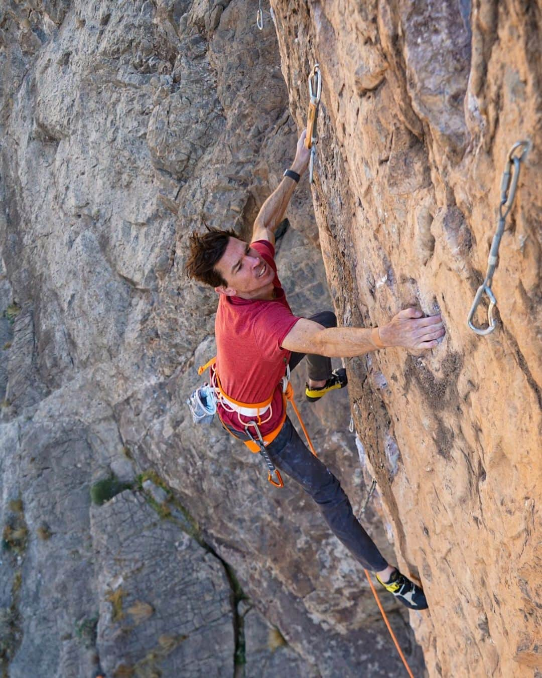 エミリー・ハリントンのインスタグラム：「Closer closer.... @adrianballinger sticking the crux move on his proj “Fall of Man”. He’s put in the time and made all the necessary links - now it’s time to let it all come together - Venga!!! 💫🌙 // @lasportivana // @petzl_official」