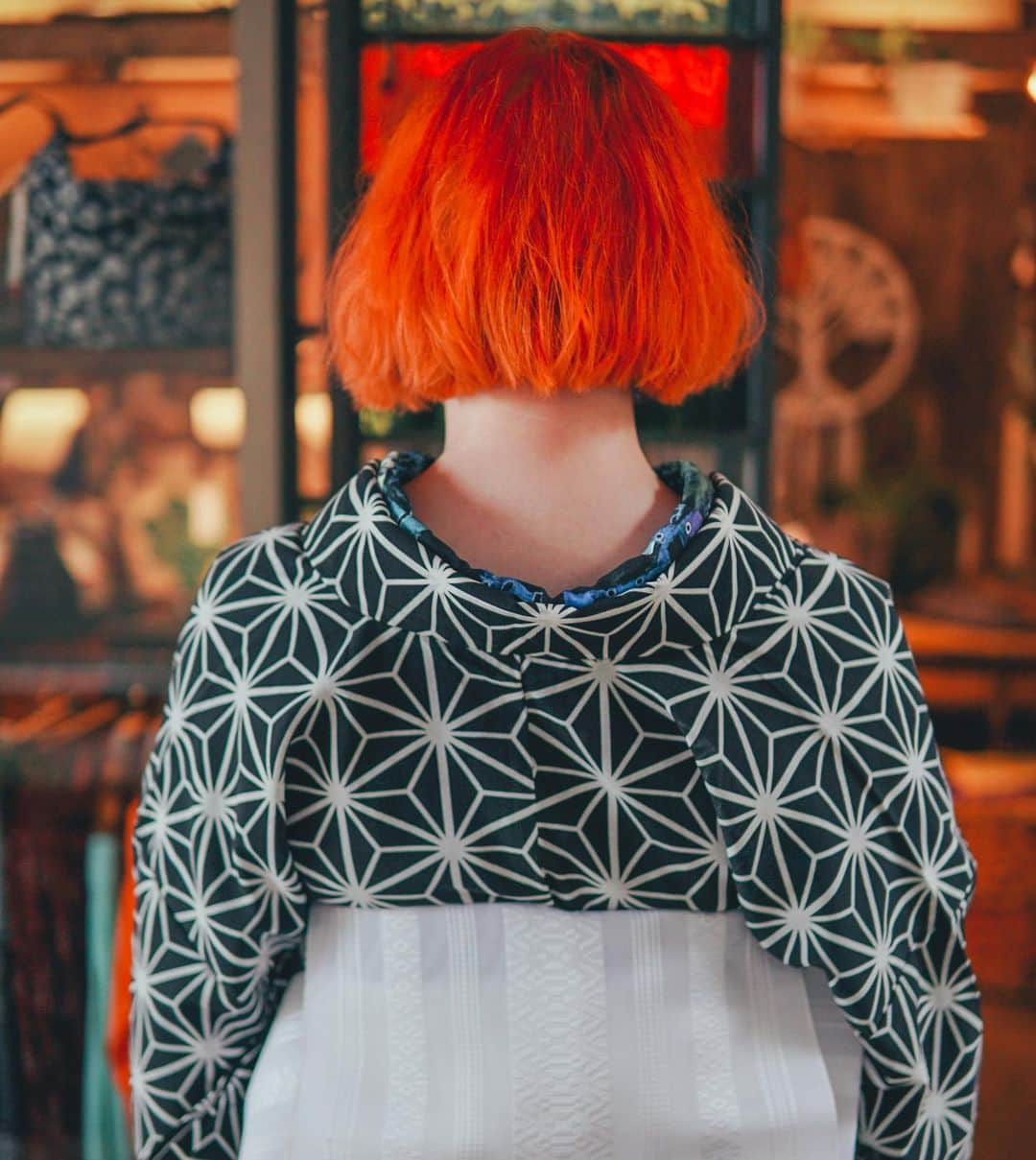 Anji SALZさんのインスタグラム写真 - (Anji SALZInstagram)「Missing my vibrant and fresh cut hair by @number76_tokyo 😢☺️ Wondering when I can get a fix. How does one go to the hairdresser for hours with a baby? If you have any tips let me know 😂  新しくカラーとカットした去年の思い出❤️ また早く @number76_tokyo に行きたいけど、どうやって数時間かけて赤ちゃんとサロンに行けるのかな？ 経験がある人がいたら教えてねw 誰かに抱っこしてもらうしかないのかな😂  Hair: @number76_gomi Kimono: second hand Bag: @robita_bag  💕」2月23日 0時24分 - salztokyo