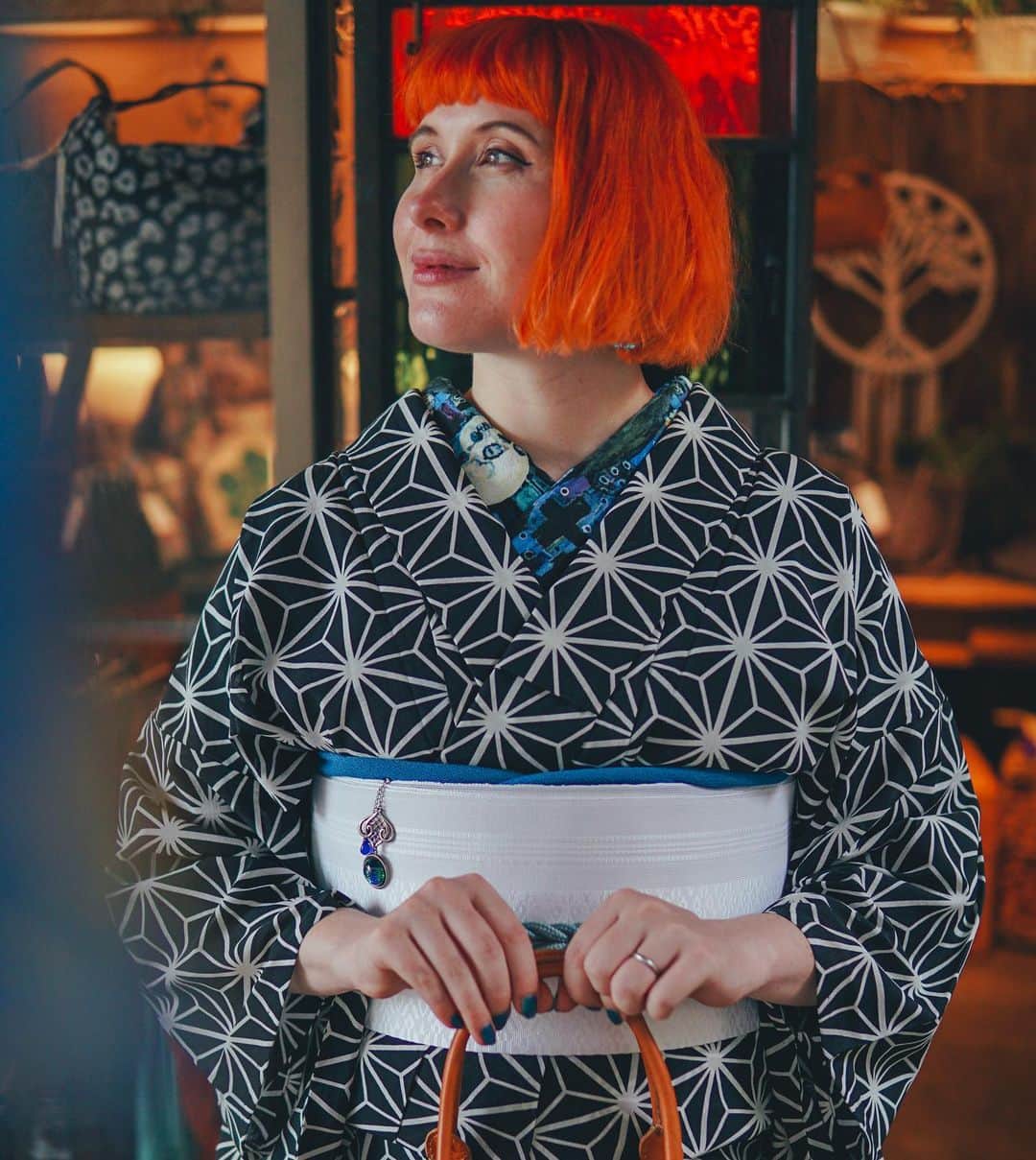 Anji SALZさんのインスタグラム写真 - (Anji SALZInstagram)「Missing my vibrant and fresh cut hair by @number76_tokyo 😢☺️ Wondering when I can get a fix. How does one go to the hairdresser for hours with a baby? If you have any tips let me know 😂  新しくカラーとカットした去年の思い出❤️ また早く @number76_tokyo に行きたいけど、どうやって数時間かけて赤ちゃんとサロンに行けるのかな？ 経験がある人がいたら教えてねw 誰かに抱っこしてもらうしかないのかな😂  Hair: @number76_gomi Kimono: second hand Bag: @robita_bag  💕」2月23日 0時24分 - salztokyo